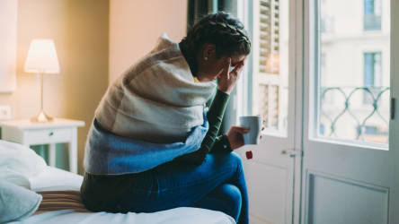 trött kvinna på säng