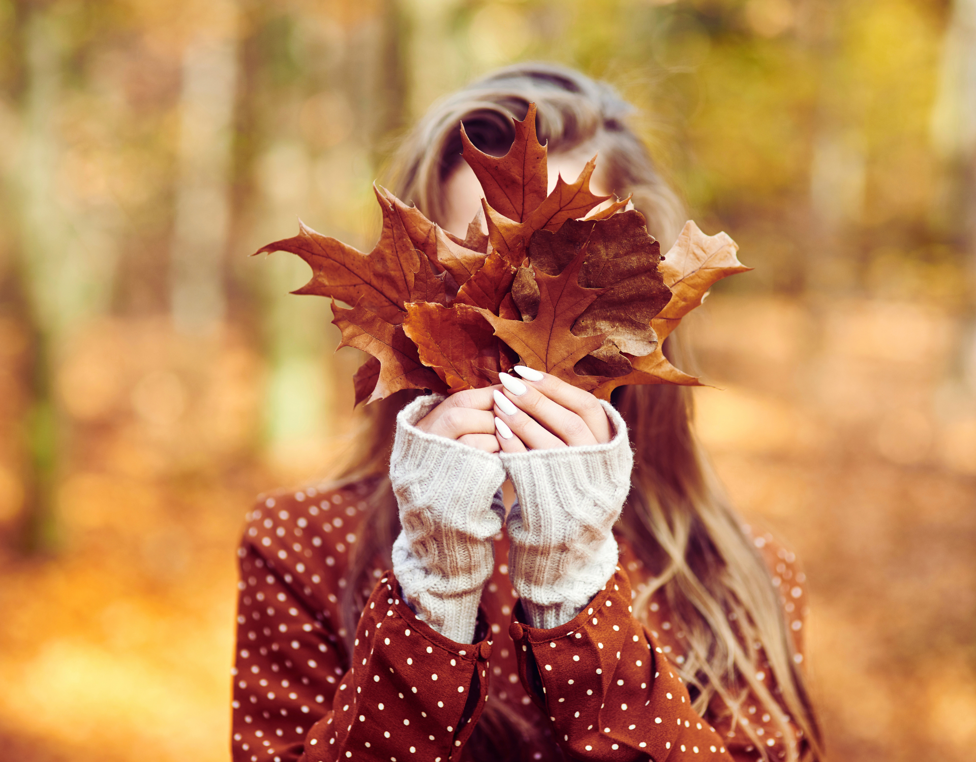 Kvinna i höstlandskap