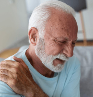 Adulto mayor con dolor muscular