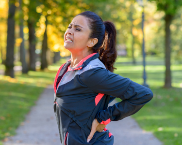 Mujer joven con dolor en la cintura