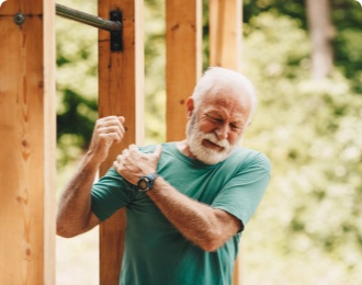 Adulto mayor con dolor muscular