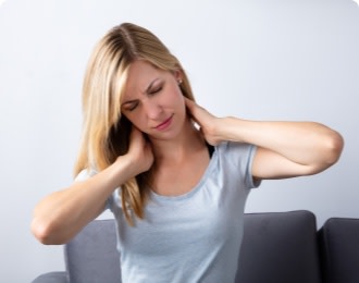 Mujer joven con dolor de cuello