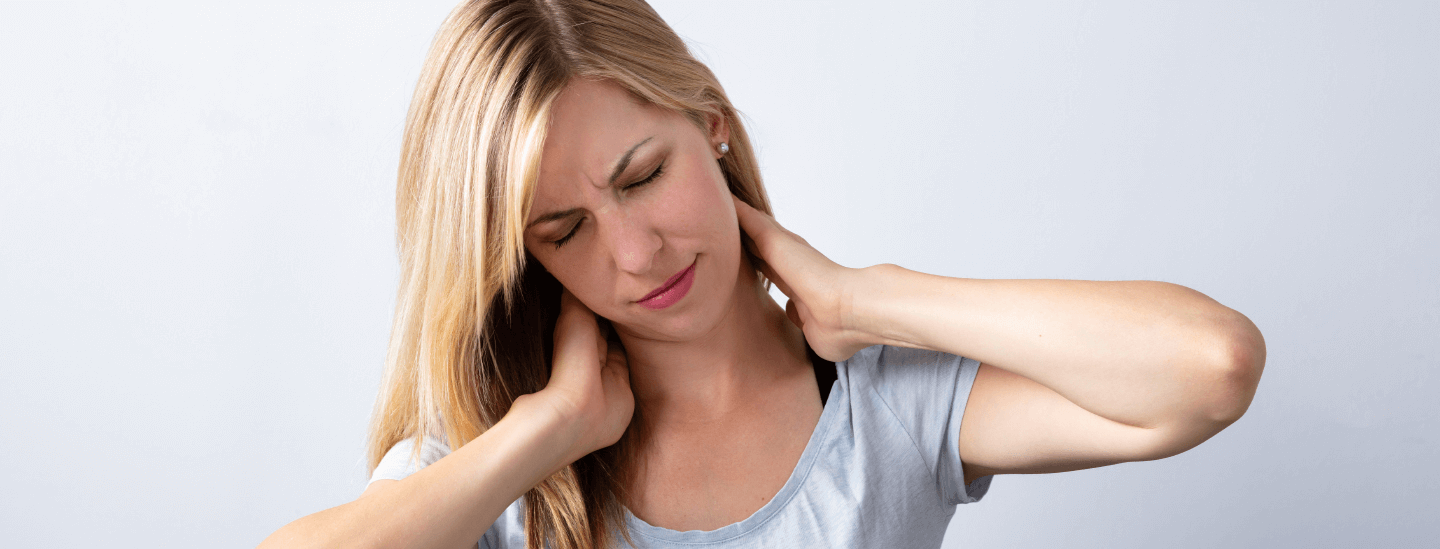 Mujer joven con dolor de cuello