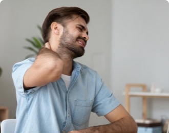 Hombre joven con dolor de cuello