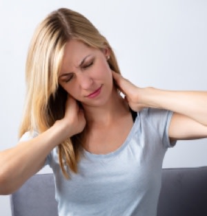 Mujer joven con dolor de cuello