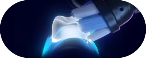 A sörték speciálisan kifejlesztett átfedése alkalmazkodik a fogak és az íny görbéihez a gyengéd tisztítás érdekében az iO Gentle Care újratöltőkön.