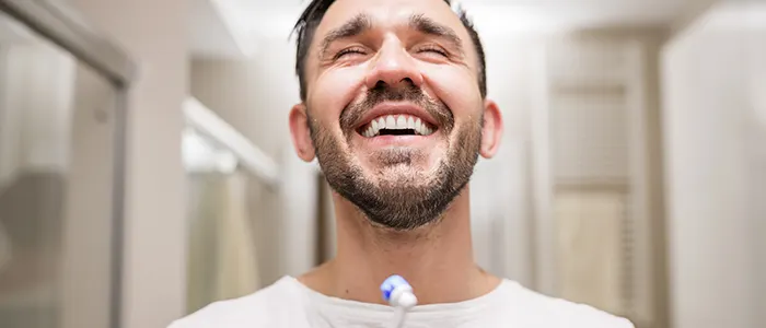 Moss fogat puha sörtéjű fogkefével, hogy elkerüld a fogíny visszahúzódását article banner