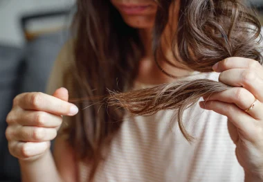 Chute des cheveux : cause et remèdes efficaces