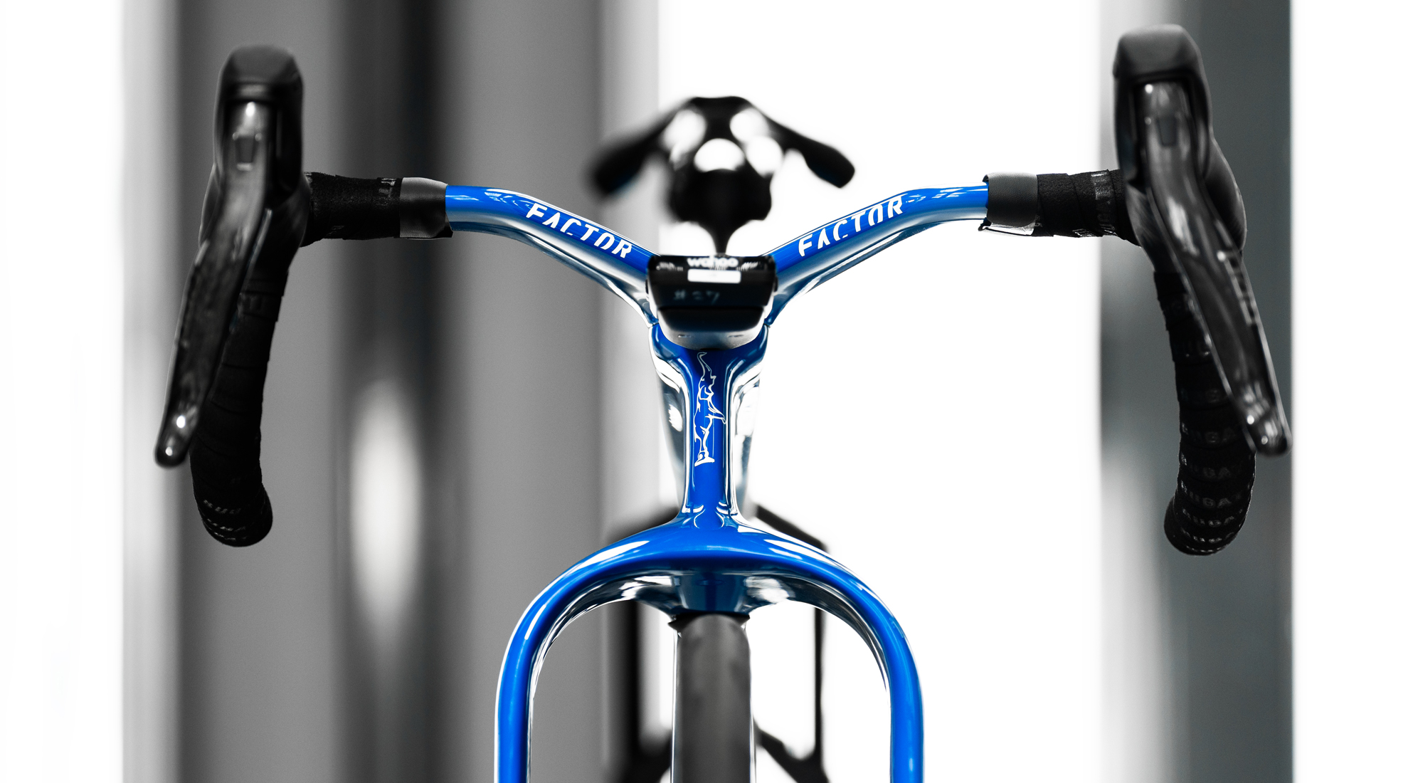 Head-on view of the front-end of the Bugatti Factor ONE clearly showing the very wide fork legs and aerodynamically shaped handlebars.