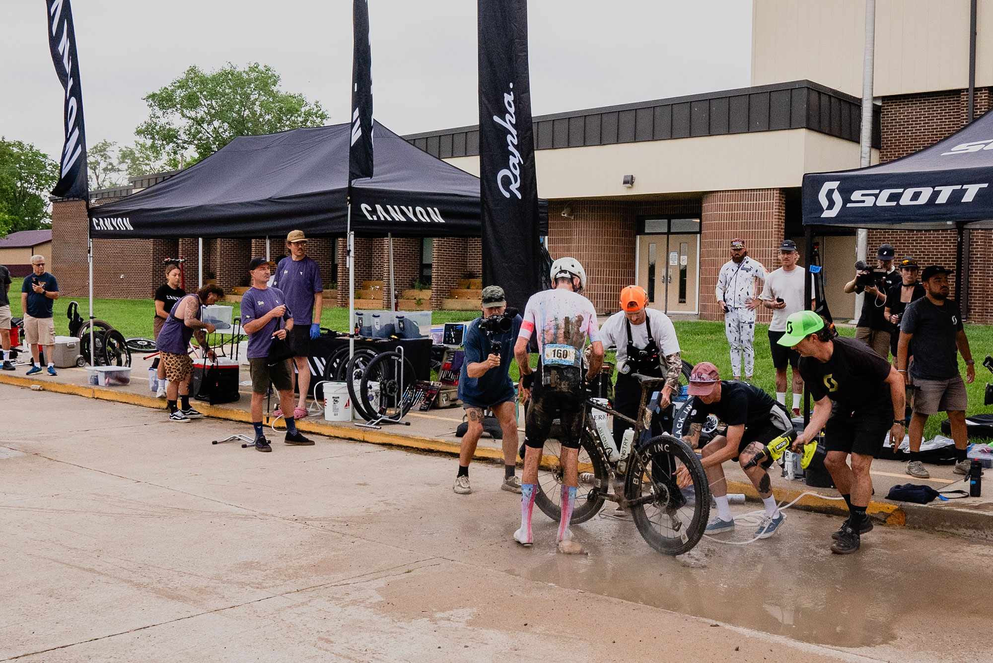 Factor pit crew assist Romain Bardet at Unbound 2026