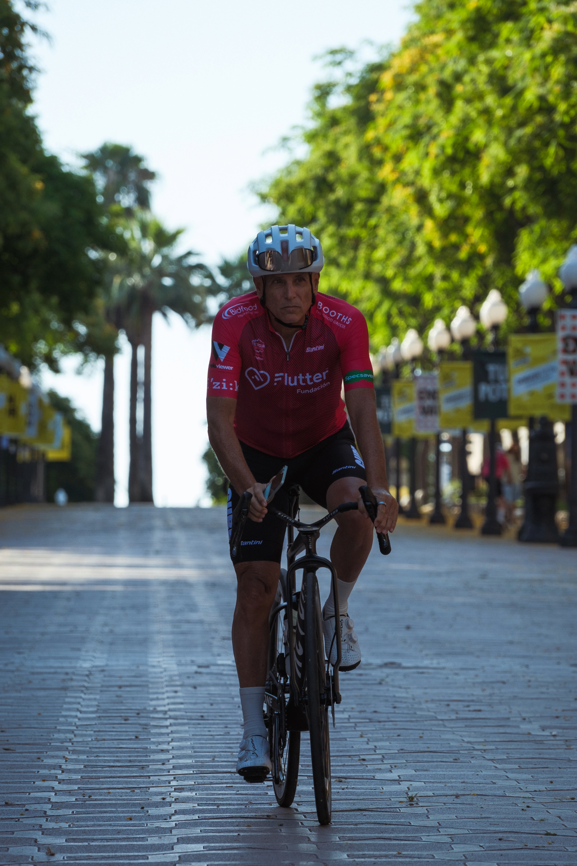Rob Gitelis riding the ONE on the streets of Barcelona