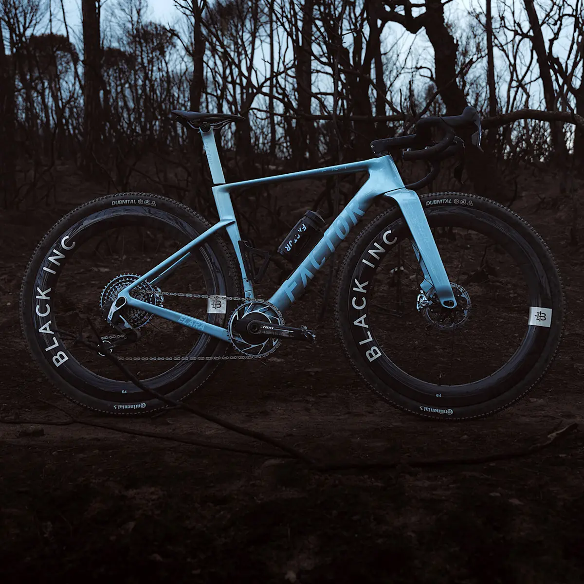 Drivetrain side view in chiaroscuro lighting of the ELARA in Virescent Blue to highlight the frame’s monocoque construction.