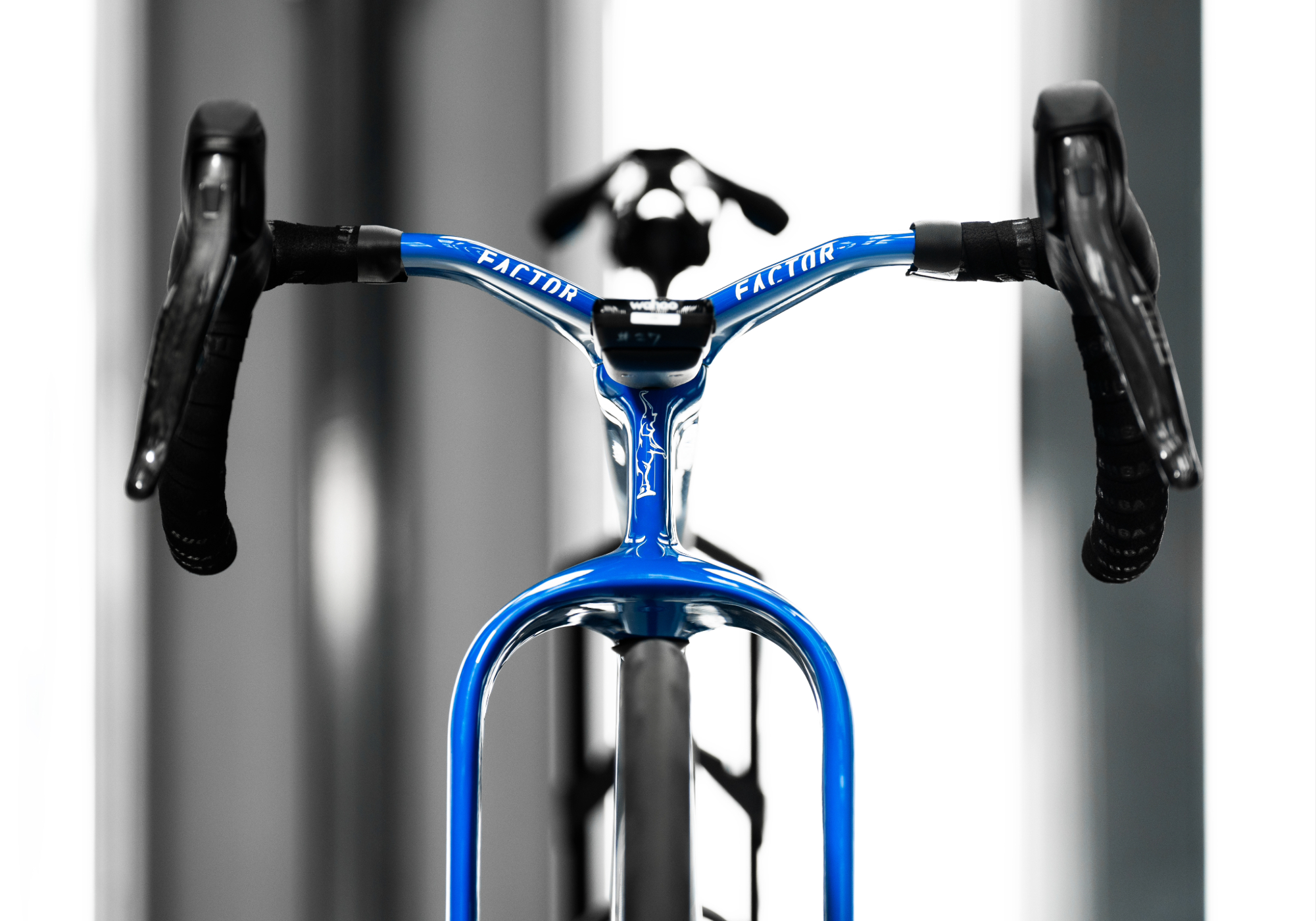 Head-on view of the front-end of the Bugatti Factor ONE clearly showing the very wide fork legs and aerodynamically shaped handlebars.