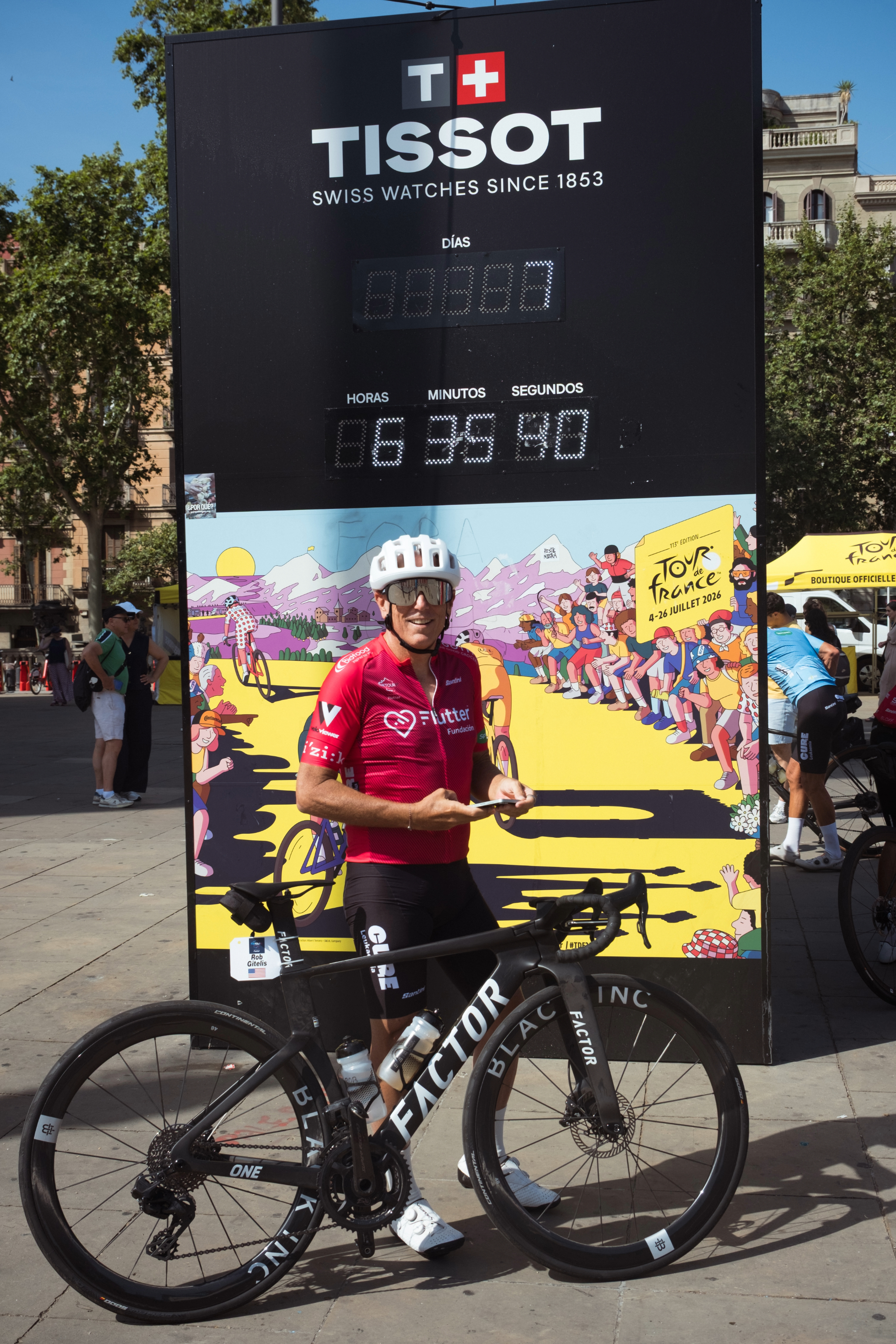 Rob Gitelis  with his Factor ONE next to the Tour de France countdown sign - Tour 21