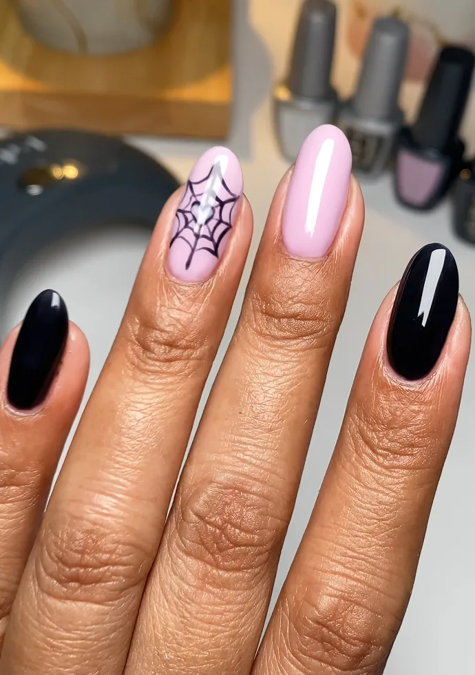 We can’t get enough of these spooky spider nails We can’t get enough of these spooky spider nails
