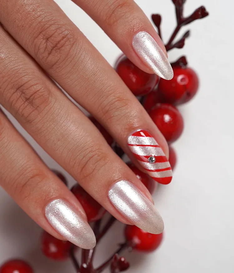 HOL20-nail-art-lifestyle-candy-cane-bling-1 750x872