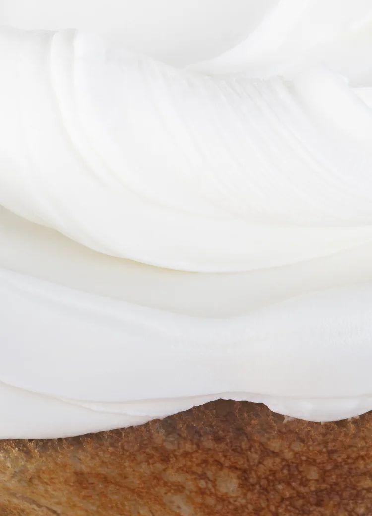 Tienes un amigo en Philly escrito encima de una tostada con queso crema