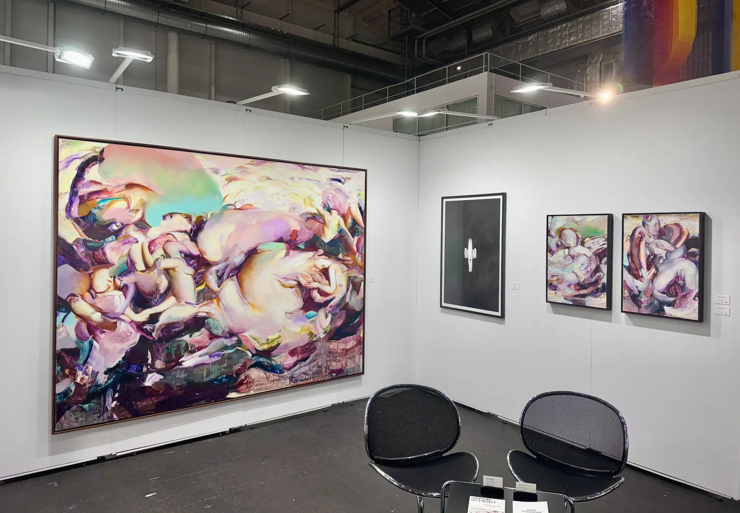 Messestand der Hamburger Galerie von Wegen auf der Kunstmesse Affordable Art Fair in Hamburg 2024 mit den Künstlern, Jakob Scheidt, Johannes Ehemann, Nicolas Sylvester Kamp, Malwin Faber und Jascha Schwarz.
