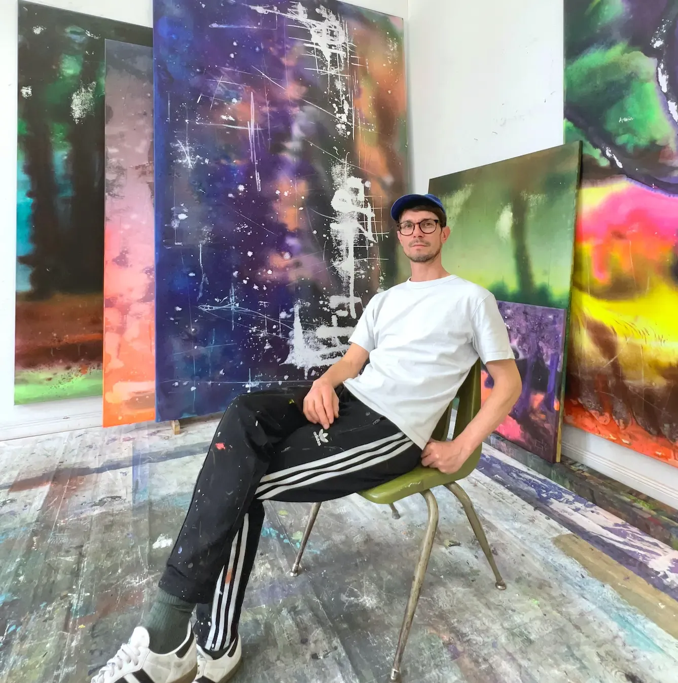 Hier sieht man den Berliner Künstler und Maler "Christian August", vertreten durch die zeitgenössische Hamburger Kunstgalerie "Galerie von Wegen" mit Sitz im Levantehaus, in der Mönckebergstraße 7 in 20095 Hamburg.