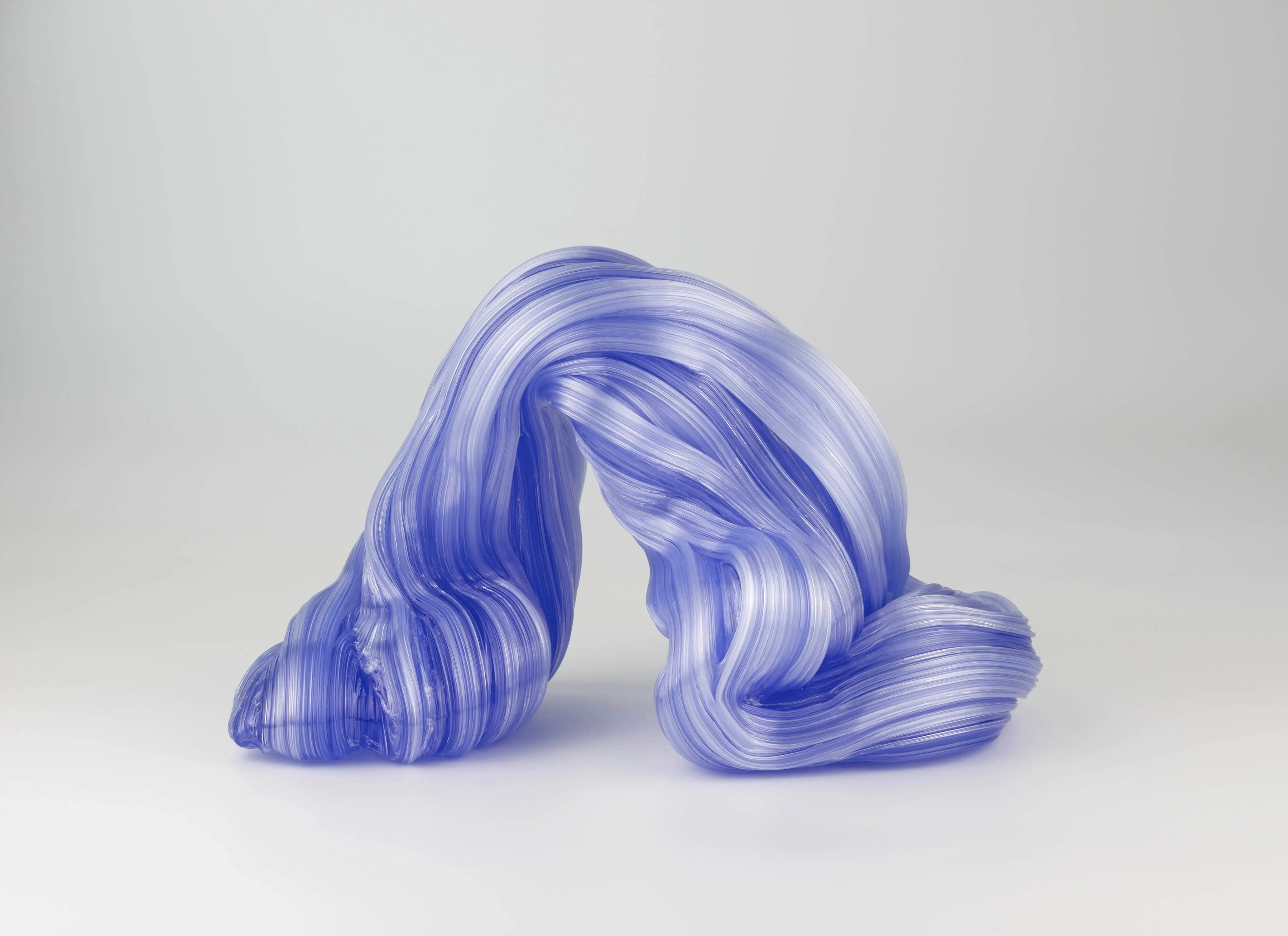 Hier sieht man eine Glasskulptur mit dem Titel "Released (softly) #5" aus dem Jahr 2026 der Dänisch-Schwedischen Glaskünstlerin "Maria Bang Espersen", in Deutschland exklusiv vertreten durch die zeitgenössische Hamburger Kunstgalerie "Galerie von Wegen" mit Sitz im Levantehaus in der Mönckebergstraße 7 in 20095 Hamburg.