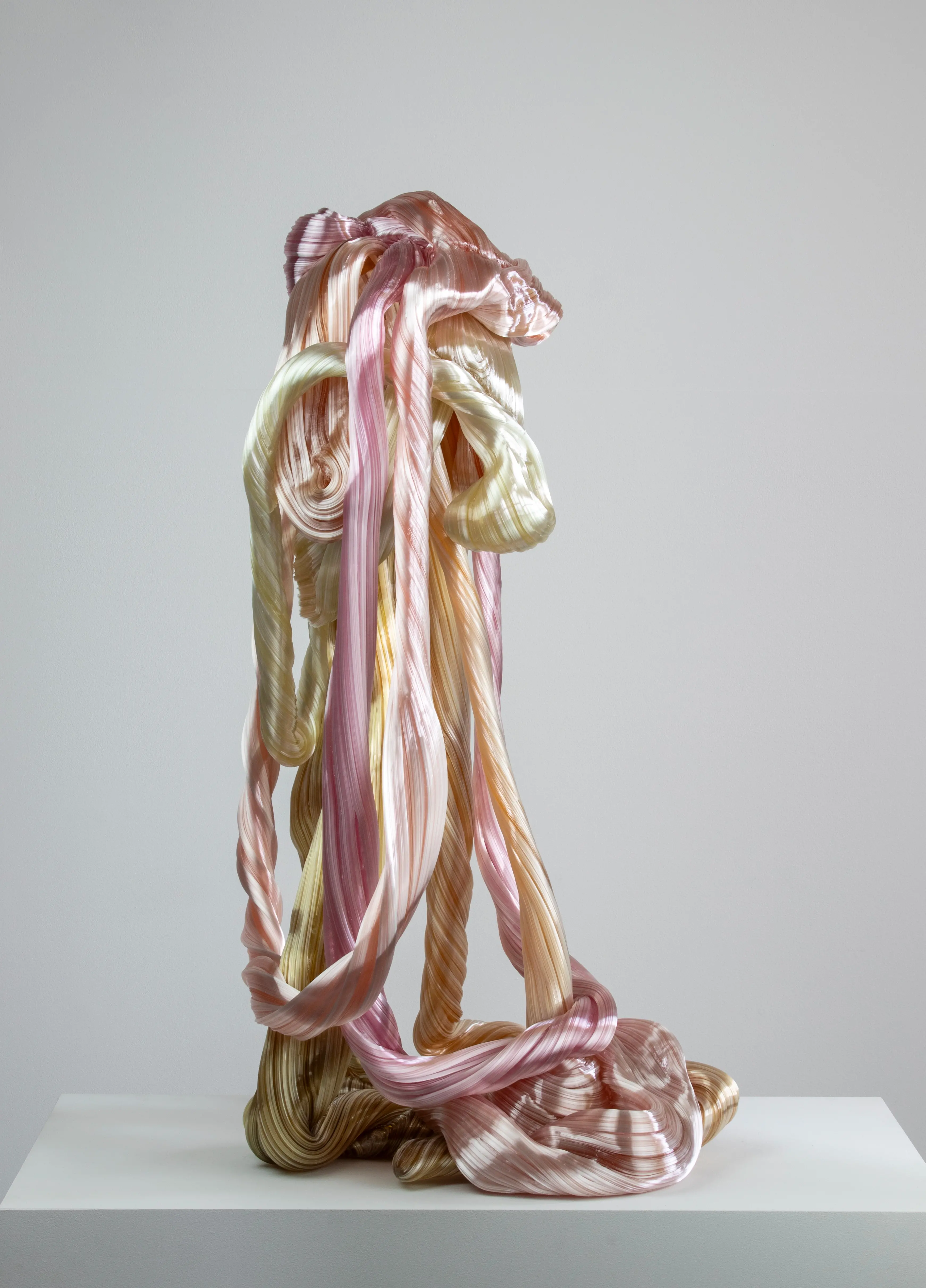Hier sieht man eine Glasskulptur mit dem Titel "What we collected (fire)" aus dem Jahr 2025 der Dänisch-schwedischen Künstlerin "Maria Bang Espersen" bei der zeitgenössischen Hamburger Kunstgalerie "Galerie von Wegen" mit Sitz im Levantehaus in der Mönckebergstraße 7 in 20095 Hamburg.