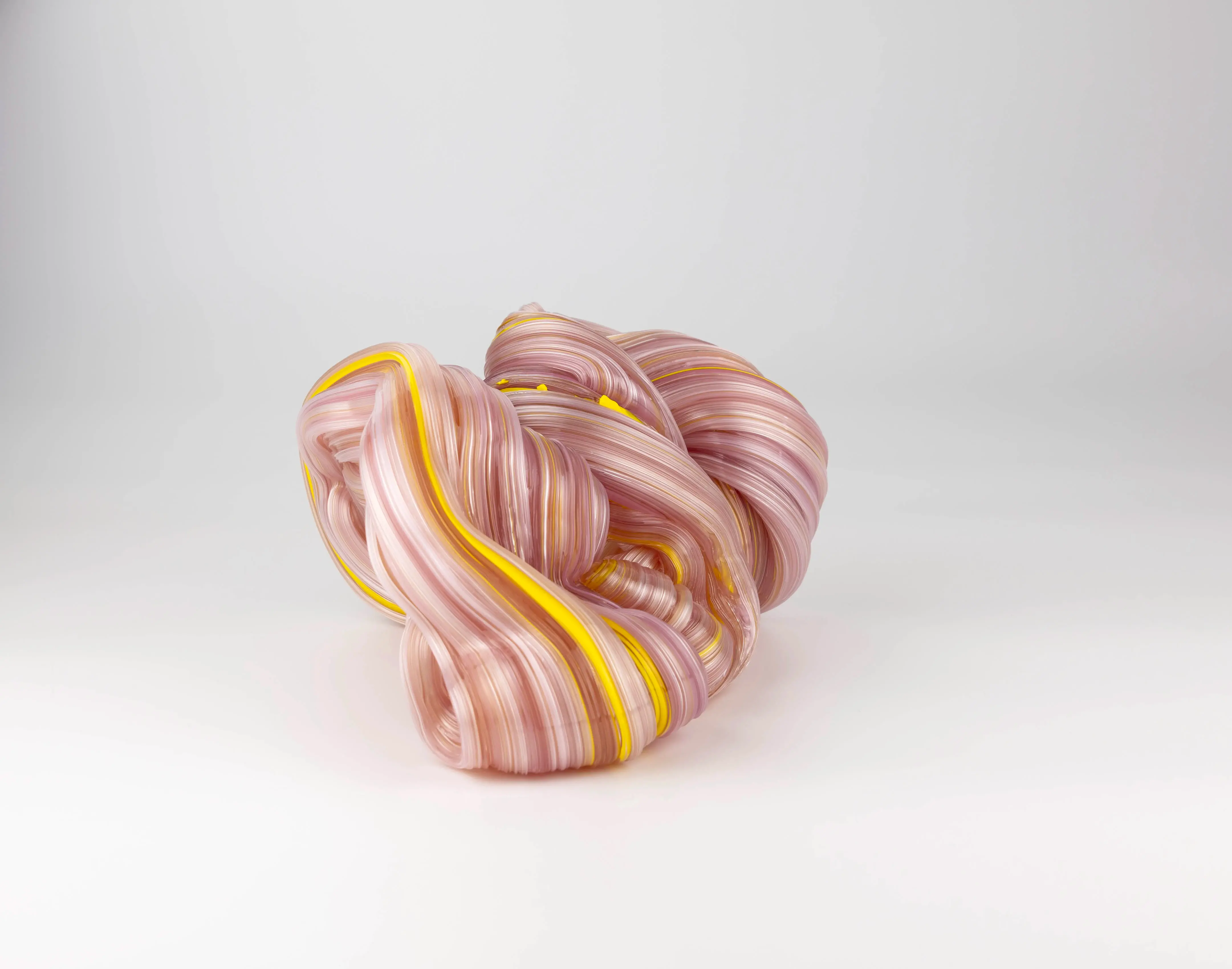 Hier sieht man eine Glasskulptur mit dem Titel "Released (with a crunch) #3" aus dem Jahr 2026 der Dänisch-Schwedischen Glaskünstlerin "Maria Bang Espersen", in Deutschland exklusiv vertreten durch die zeitgenössische Hamburger Kunstgalerie "Galerie von Wegen" mit Sitz im Levantehaus in der Mönckebergstraße 7 in 20095 Hamburg.