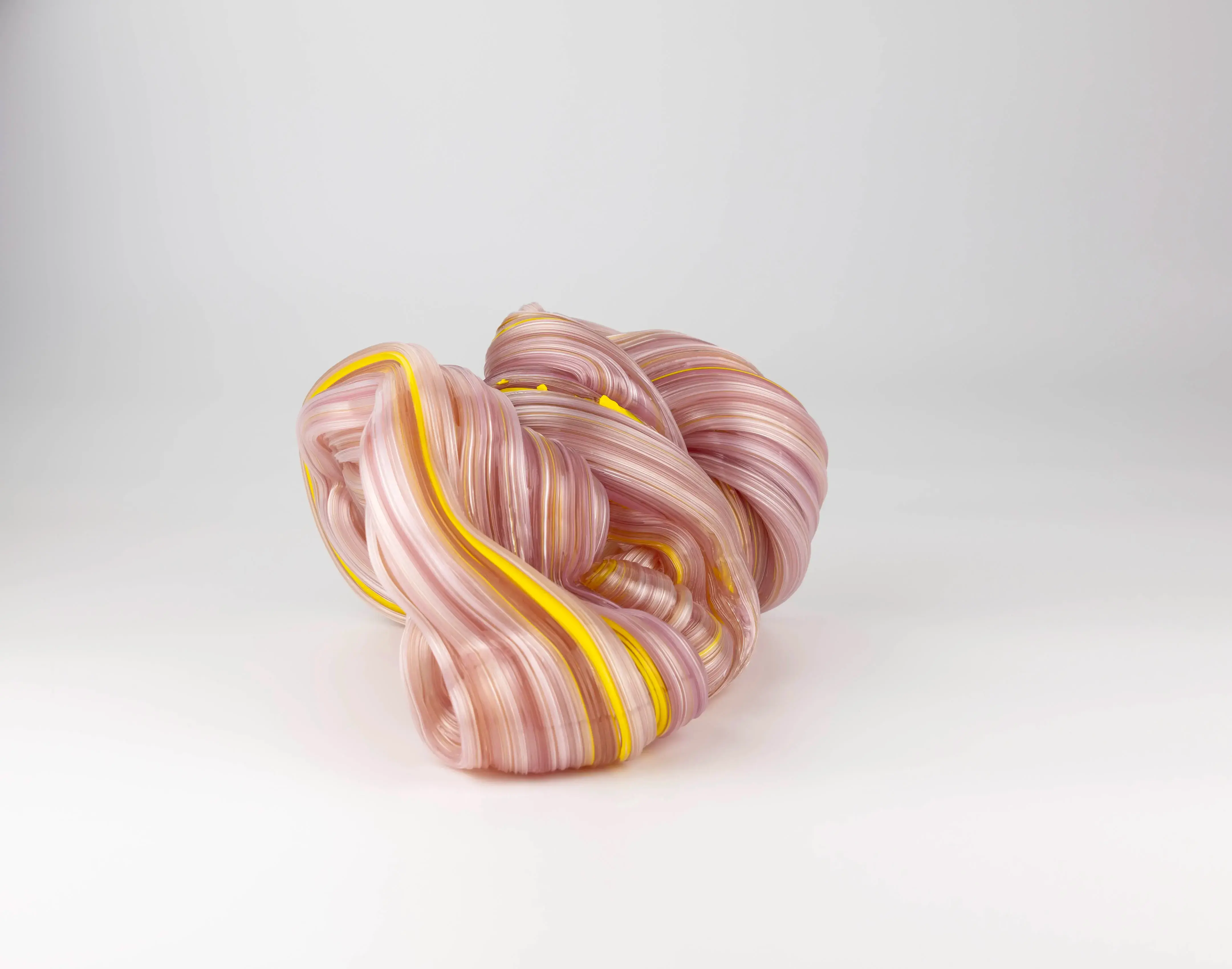 Hier sieht man eine Glasskulptur mit dem Titel "Released (with a crunch) #3" aus dem Jahr 2026 der Dänisch-Schwedischen Glaskünstlerin "Maria Bang Espersen", in Deutschland exklusiv vertreten durch die zeitgenössische Hamburger Kunstgalerie "Galerie von Wegen" mit Sitz im Levantehaus in der Mönckebergstraße 7 in 20095 Hamburg.