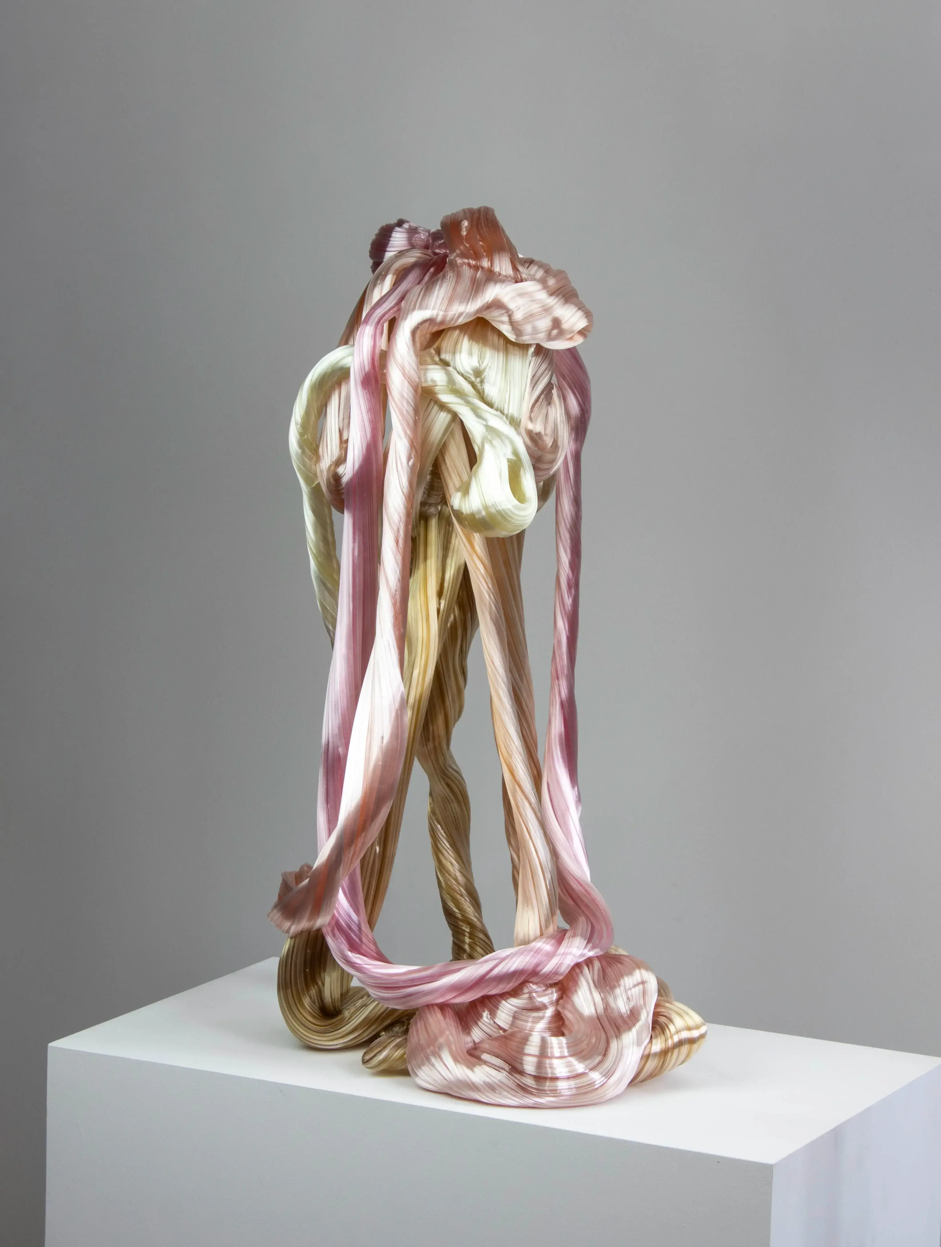 Hier sieht man eine Glasskulptur mit dem Titel "What we collected (fire)" aus dem Jahr 2025 der Dänisch-schwedischen Künstlerin "Maria Bang Espersen" bei der zeitgenössischen Hamburger Kunstgalerie "Galerie von Wegen" mit Sitz im Levantehaus in der Mönckebergstraße 7 in 20095 Hamburg.