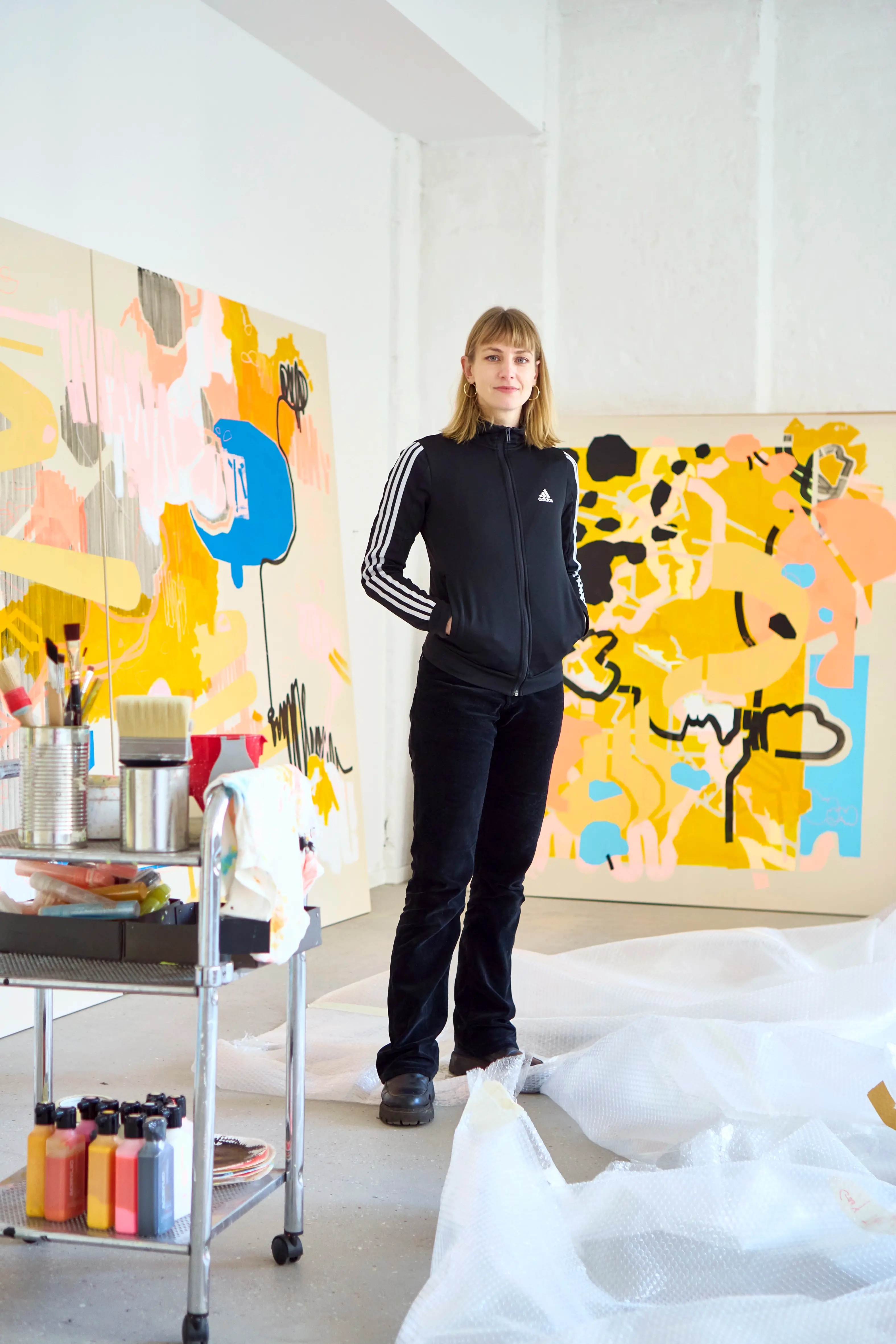 Hier sehen Sie ein Portrait Foto der Berliner Künstlerin "Susanne Bonowicz", vertreten von der zeitgenössischen Hamburger Kunstgalerie "Galerie von Wegen" mit Sitz im Levantehaus in der Mönckebergstraße 7.