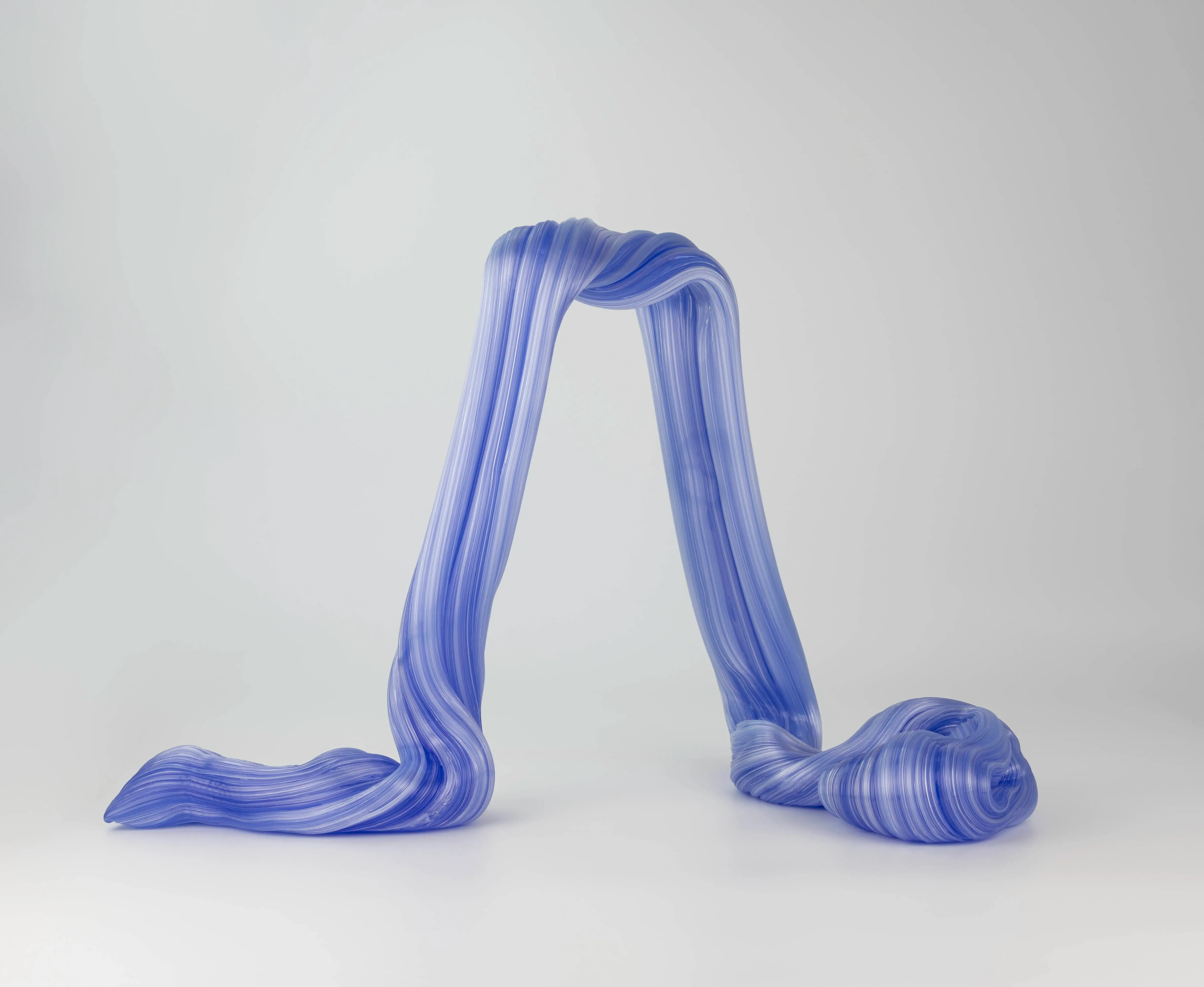 Hier sieht man eine Glasskulptur mit dem Titel "Adventuring #2" aus dem Jahr 2026 der Dänisch-Schwedischen Glaskünstlerin "Maria Bang Espersen", in Deutschland exklusiv vertreten durch die zeitgenössische Hamburger Kunstgalerie "Galerie von Wegen" mit Sitz im Levantehaus in der Mönckebergstraße 7 in 20095 Hamburg.