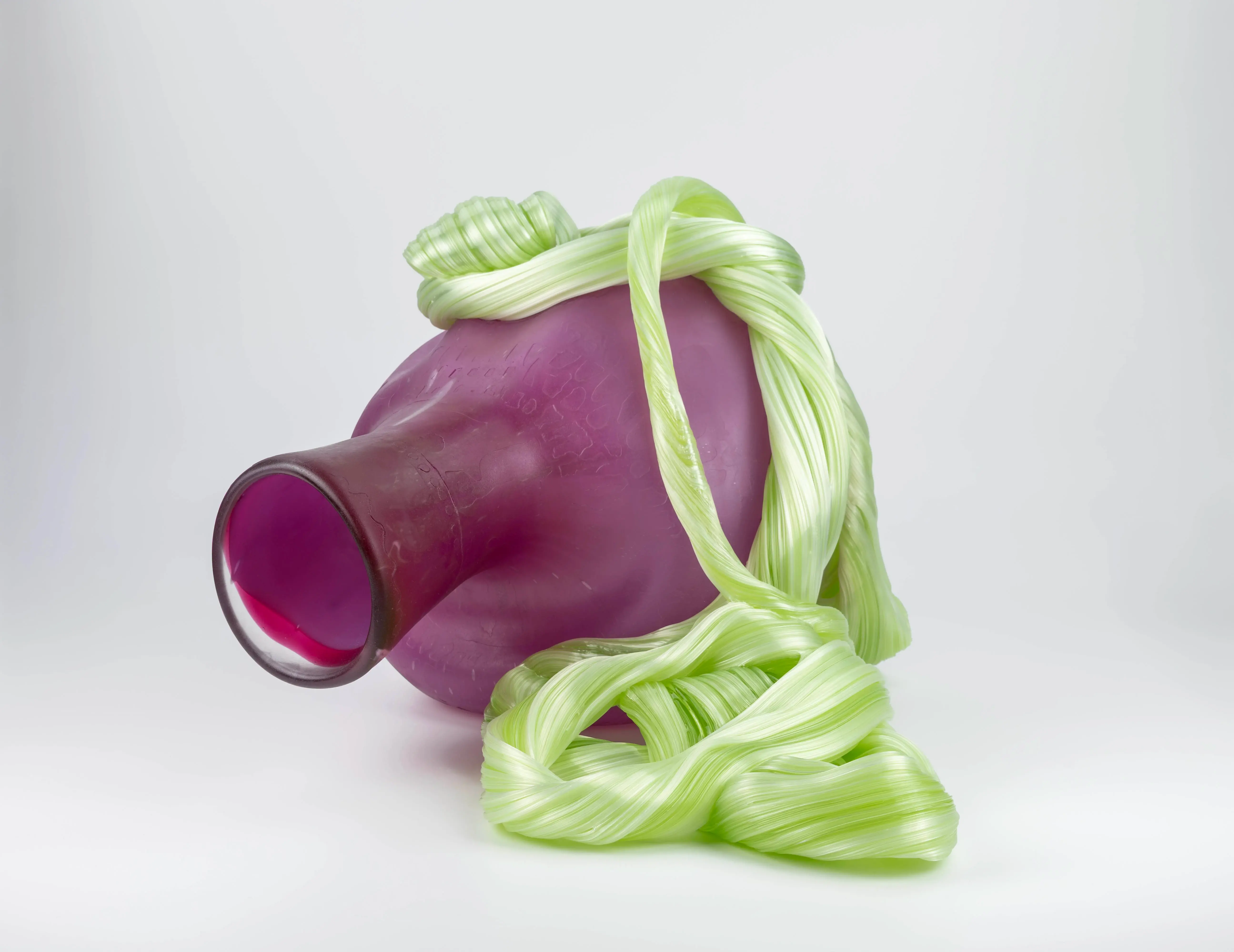 Hier sieht man eine Glasskulptur mit dem Titel "In transit #1" aus dem Jahr 2026 der Dänisch-Schwedischen Glaskünstlerin "Maria Bang Espersen", in Deutschland exklusiv vertreten durch die zeitgenössische Hamburger Kunstgalerie "Galerie von Wegen" mit Sitz im Levantehaus in der Mönckebergstraße 7 in 20095 Hamburg.