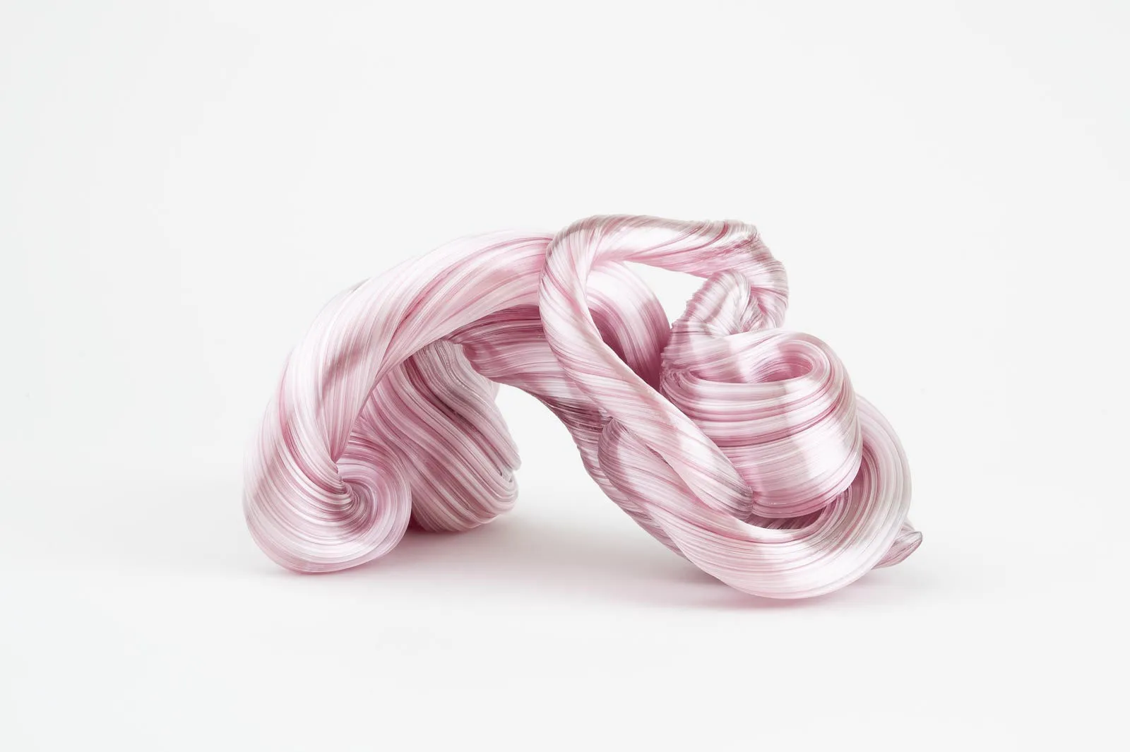 Hier sieht man eine Glasskulptur mit dem Titel "In-between #8" der Dänisch-schwedischen Glaskünstlerin "Maria Bang Espersen" bei der zeitgenössischen Hamburger Kunstgalerie "Galerie von Wegen" im Levantehaus in der Mönckebergstraße 7 in 20095 Hamburg.