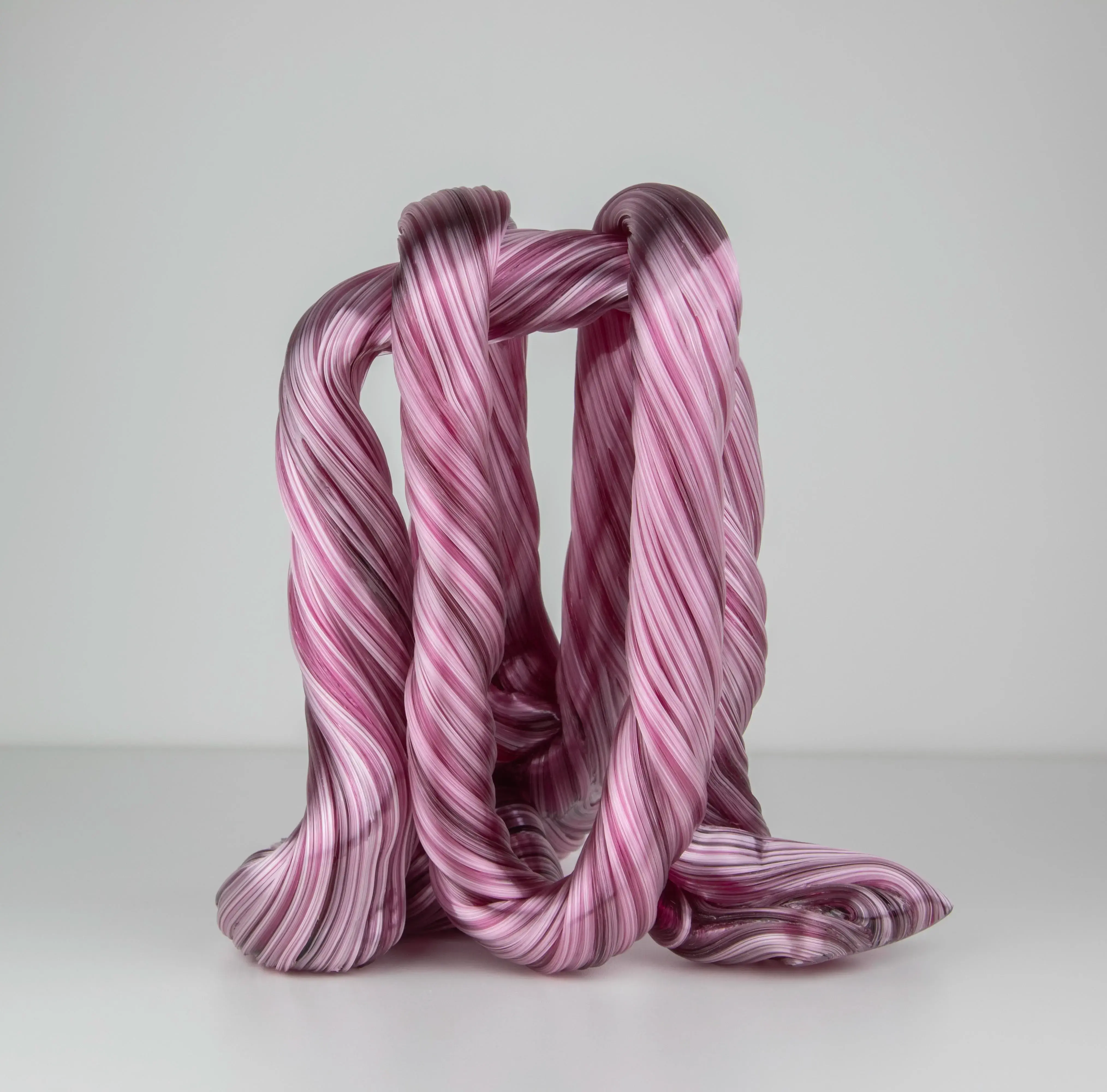 Hier sieht man eine Glasskulptur mit dem Titel "Two-Lines #2" der Dänisch-schwedischen Glaskünstlerin "Maria Bang Espersen" bei der zeitgenössischen Hamburger Kunstgalerie "Galerie von Wegen" im Levantehaus in der Mönckebergstraße 7 in 20095 Hamburg.