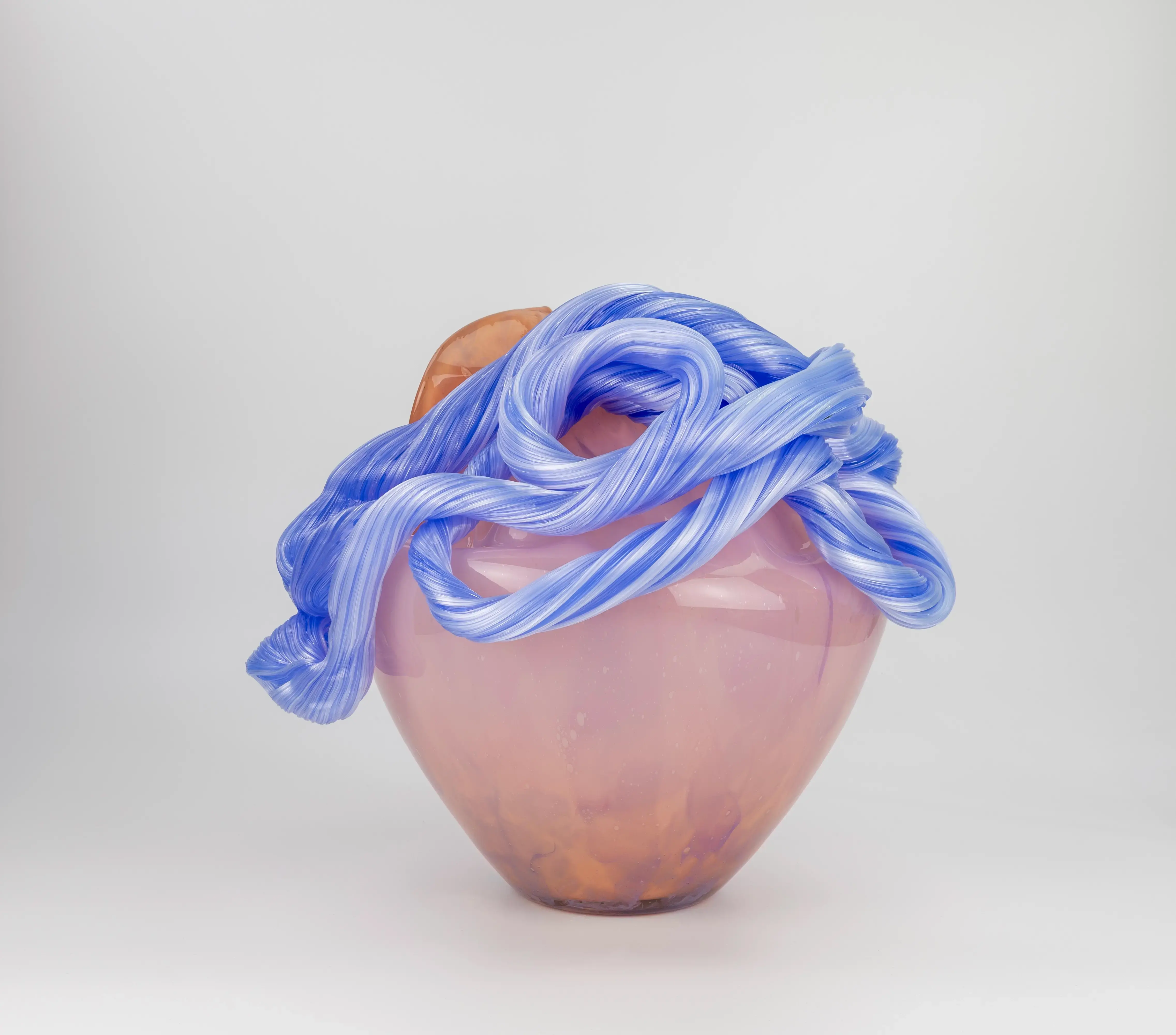 Hier sieht man eine Glasskulptur mit dem Titel "In transit #2" aus dem Jahr 2026 der Dänisch-Schwedischen Glaskünstlerin "Maria Bang Espersen", in Deutschland exklusiv vertreten durch die zeitgenössische Hamburger Kunstgalerie "Galerie von Wegen" mit Sitz im Levantehaus in der Mönckebergstraße 7 in 20095 Hamburg.