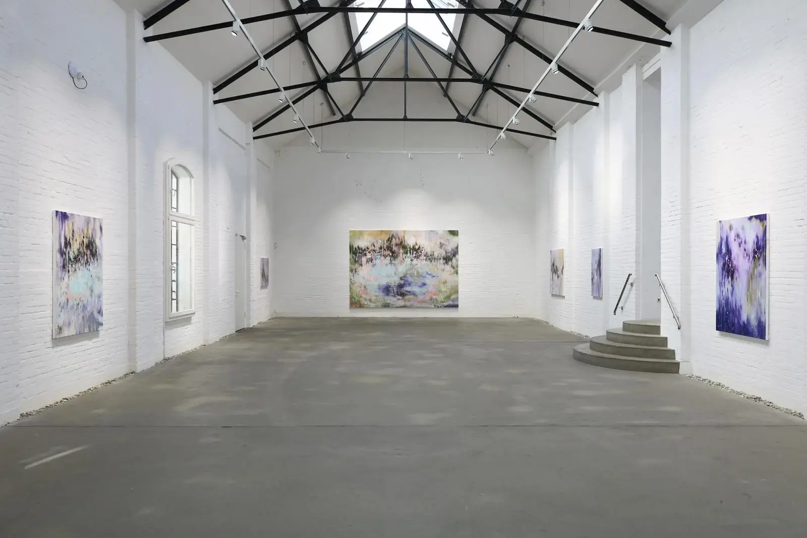Hier sieht man eine Ausstellungsansicht der Solo Show des japanischen Malers Katsuhiko Matsubara, der von der zeitgenössischen Kunstgalerie "Galerie von Wegen" mit Sitz in Hamburg vertreten wird.