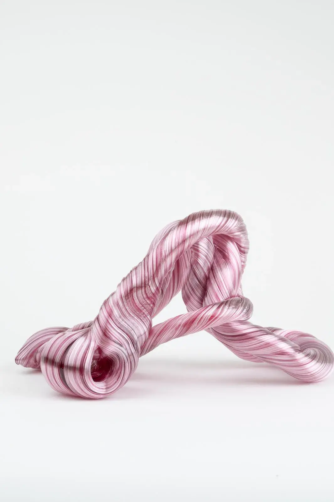 Hier sieht man eine Glasskulptur mit dem Titel "In-Between #6" der Dänisch-schwedischen Glaskünstlerin "Maria Bang Espersen" bei der zeitgenössischen Hamburger Kunstgalerie "Galerie von Wegen" im Levantehaus in der Mönckebergstraße 7 in 20095 Hamburg.