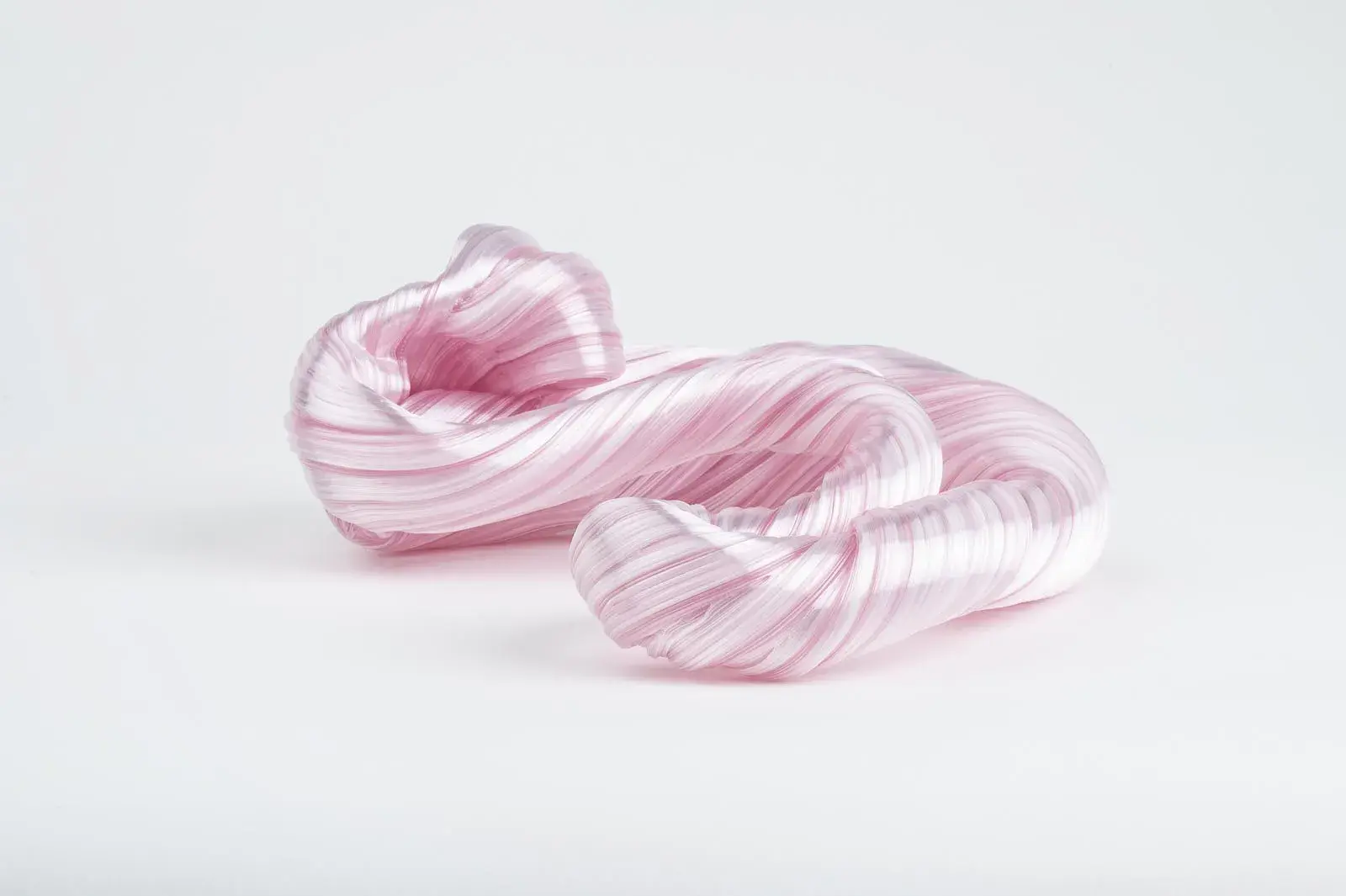 Hier sieht man eine Glasskulptur mit dem Titel "In-Between #7" der Dänisch-schwedischen Glaskünstlerin "Maria Bang Espersen" bei der zeitgenössischen Hamburger Kunstgalerie "Galerie von Wegen" im Levantehaus in der Mönckebergstraße 7 in 20095 Hamburg.