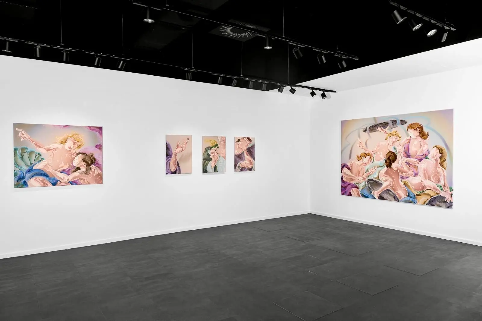 Hier sieht man das Ausstellungsansichten zur neuen Solo-Show "Pathos exposed" des Berliner Künstlers "Lennart Grau", der vom 28.11.2025 bis 31.01.2026 in der "Galerie von Wegen" in Hamburg ausstellt.