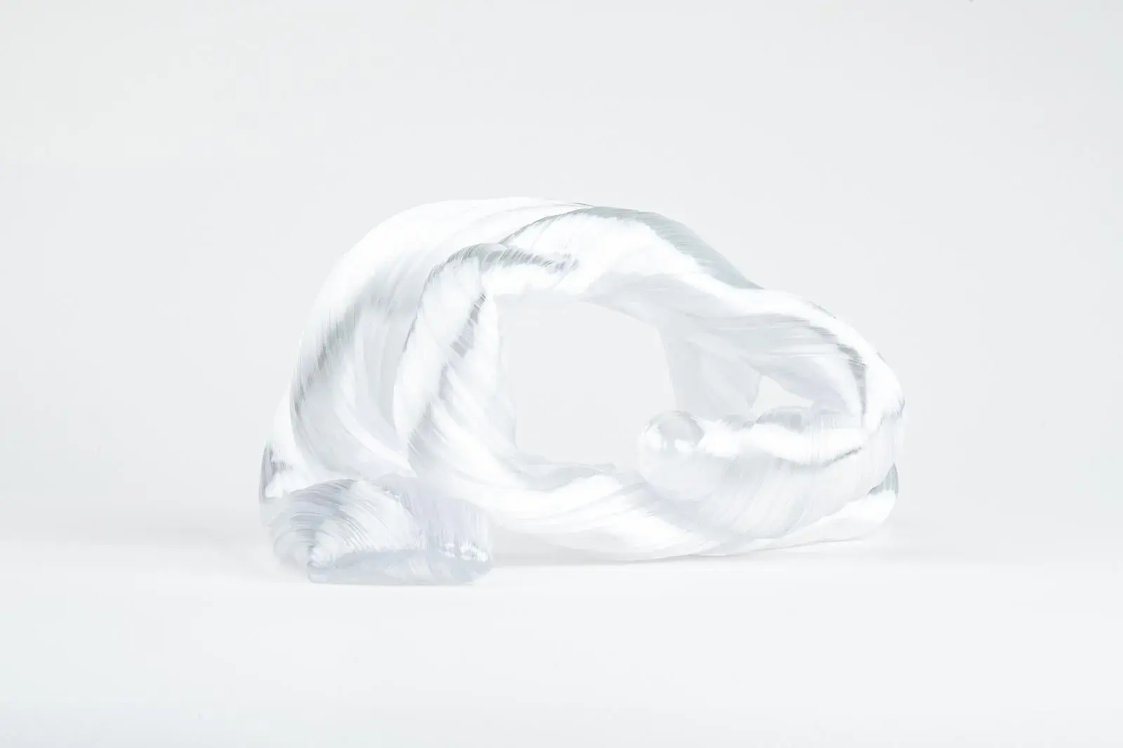 Hier sieht man eine Glasskulptur mit dem Titel "In-between 1" der Dänisch-schwedischen Glaskünstlerin "Maria Bang Espersen" bei der zeitgenössischen Hamburger Kunstgalerie "Galerie von Wegen" mit Sitz im Levantehaus in der Mönckebergstraße 7 in 20095 Hamburg.