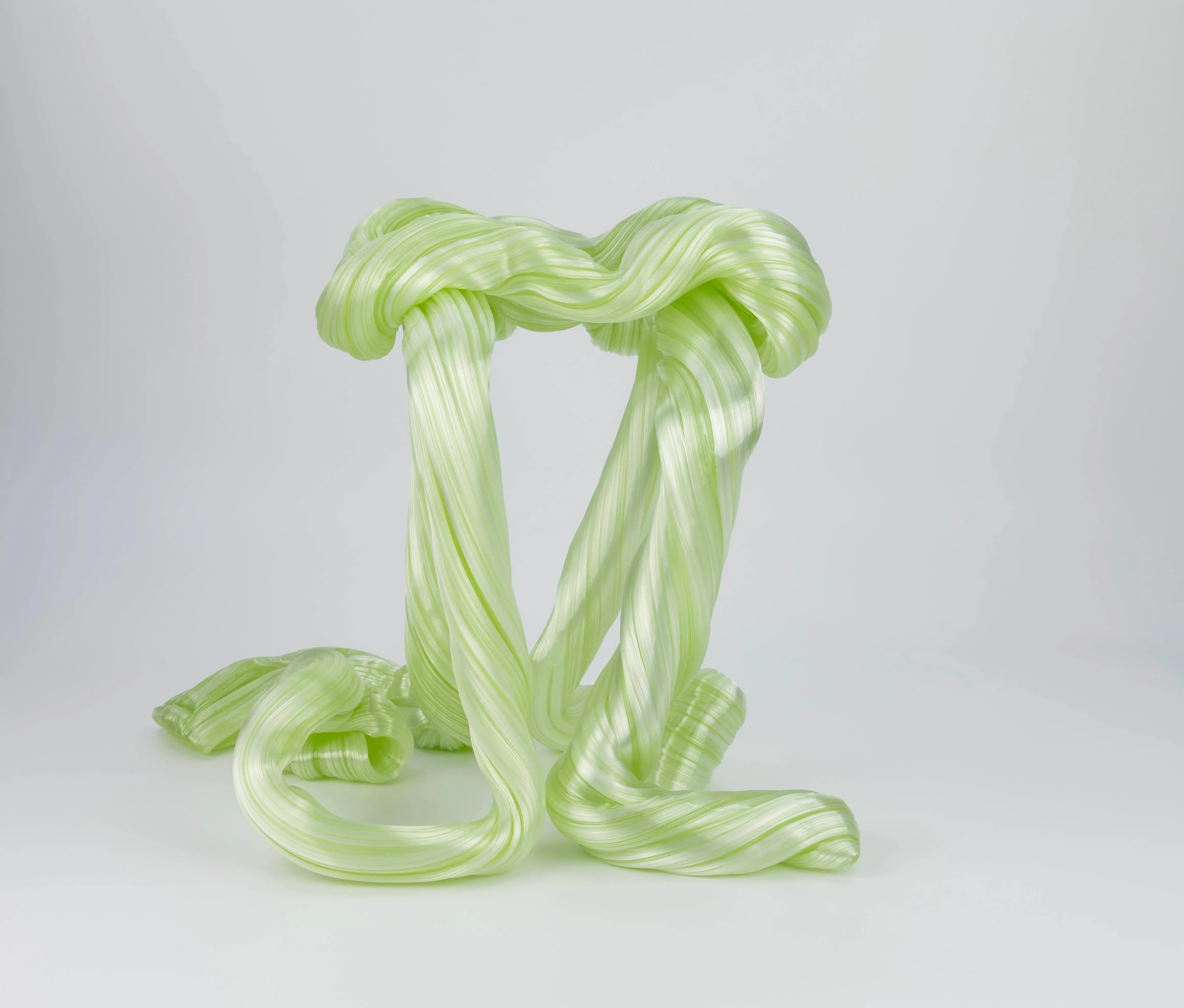 Hier sieht man eine Glasskulptur mit dem Titel "Living (Imagined Dreams) #2" aus dem Jahr 2026 der Dänisch-Schwedischen Glaskünstlerin "Maria Bang Espersen", in Deutschland exklusiv vertreten durch die zeitgenössische Hamburger Kunstgalerie "Galerie von Wegen" mit Sitz im Levantehaus in der Mönckebergstraße 7 in 20095 Hamburg.