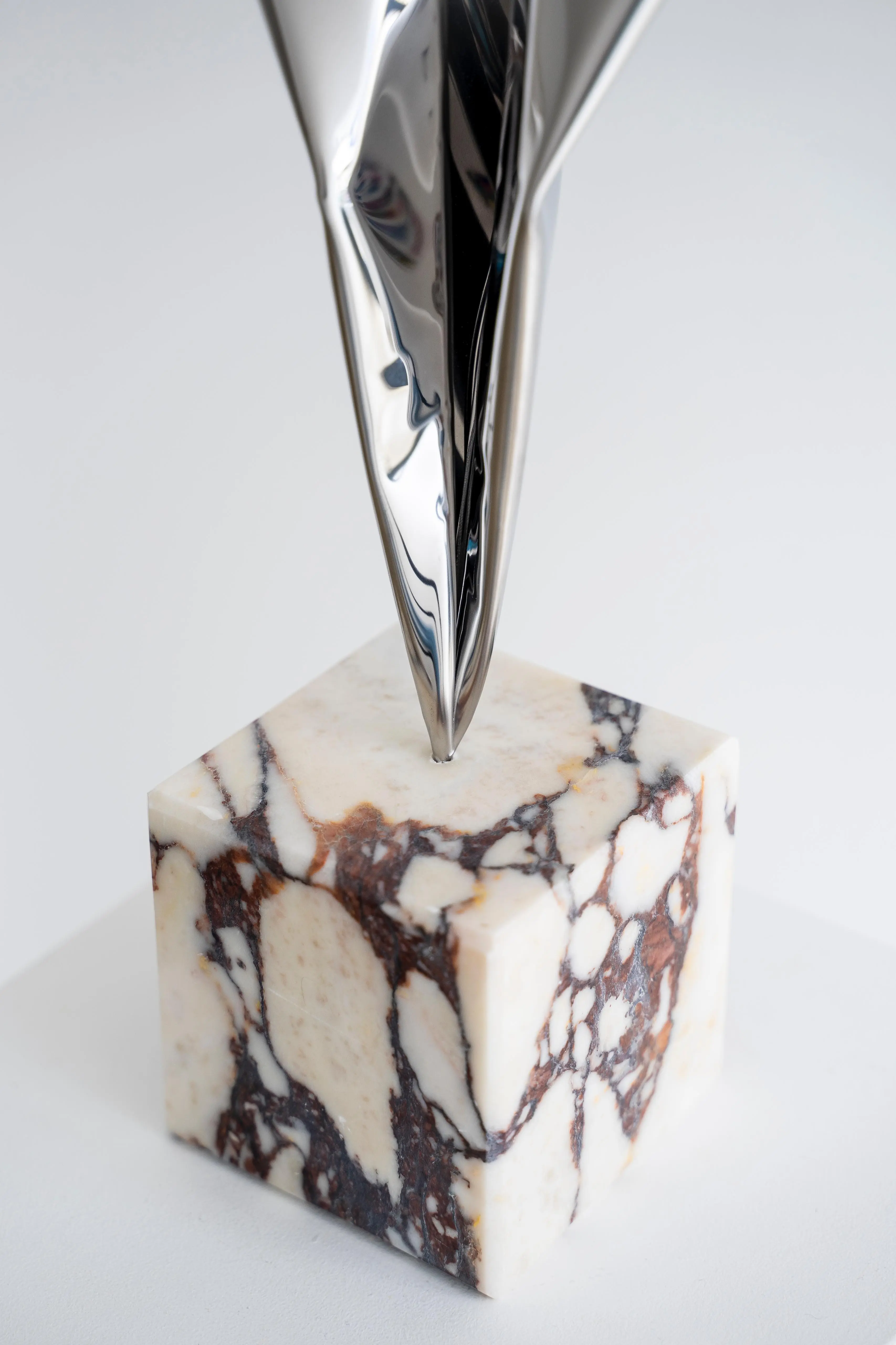 Hier sieht man das Werk "Paper Plane" aus dem Jahr 2025 des Hamburger Künstlers Johannes Ehemann, vertreten durch die zeitgenössische Hamburger Kunstgalerie "Galerie von Wegen" mit Sitz im Levantehaus, in der Mönckebergstraße 7 in 20095 Hamburg.