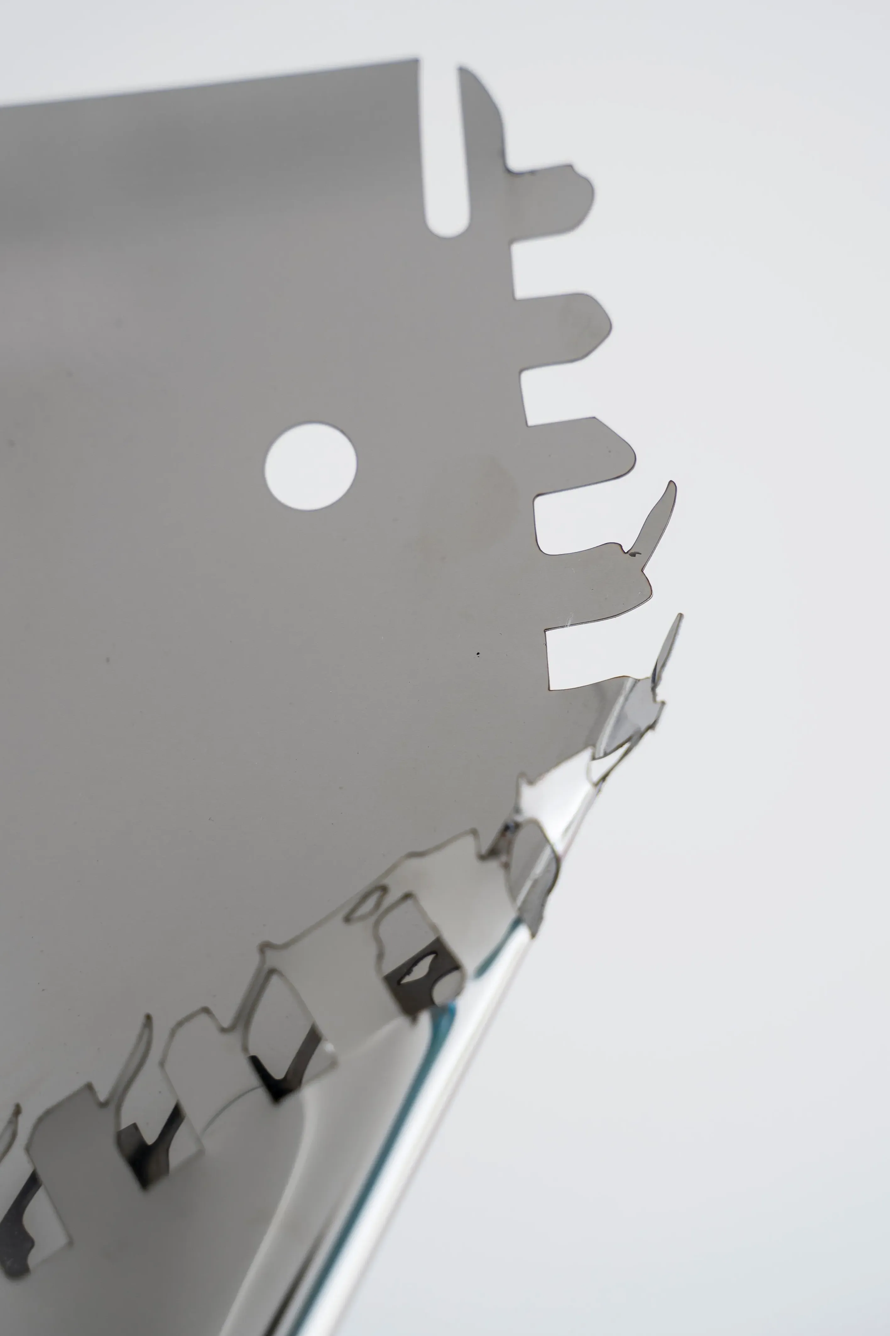 Hier sieht man das Werk "Paper Plane" aus dem Jahr 2025 des Hamburger Künstlers Johannes Ehemann, vertreten durch die zeitgenössische Hamburger Kunstgalerie "Galerie von Wegen" mit Sitz im Levantehaus, in der Mönckebergstraße 7 in 20095 Hamburg.