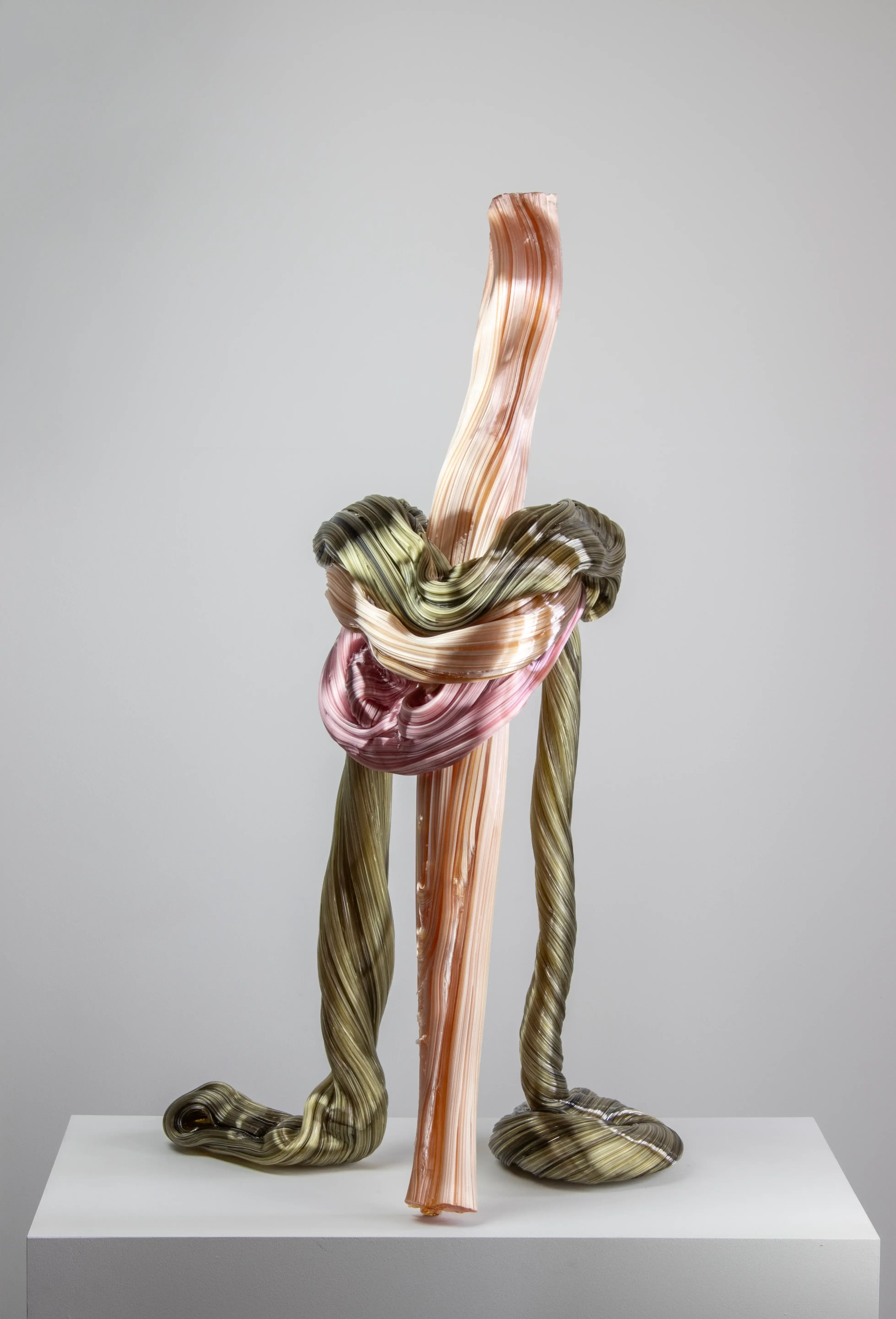 Hier sieht man eine Glasskulptur mit dem Titel "What we found (stability)" aus dem Jahr 2025 der Dänisch-schwedischen Künstlerin "Maria Bang Espersen" bei der zeitgenössischen Hamburger Kunstgalerie "Galerie von Wegen" mit Sitz im Levantehaus in der Mönckebergstraße 7 in 20095 Hamburg.