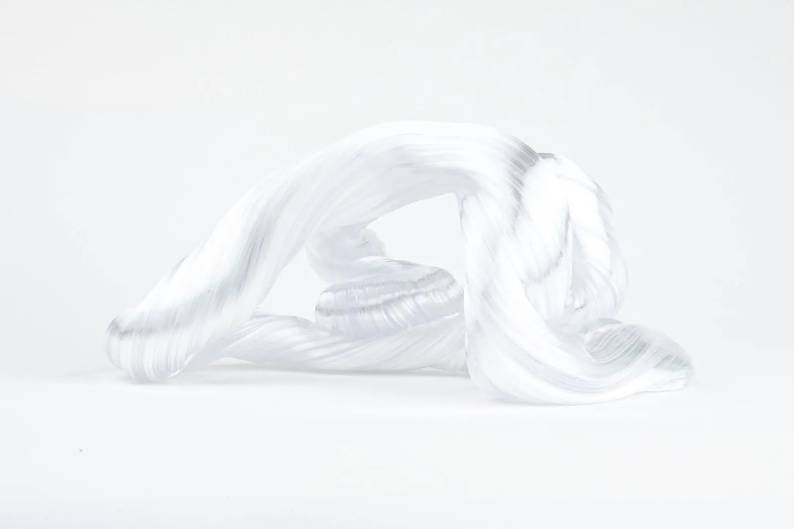 Hier sieht man eine Glasskulptur mit dem Titel "In-between #1" der Dänisch-schwedischen Glaskünstlerin "Maria Bang Espersen" bei der zeitgenössischen Hamburger Kunstgalerie "Galerie von Wegen" mit Sitz im Levantehaus in der Mönckebergstraße 7 in 20095 Hamburg.