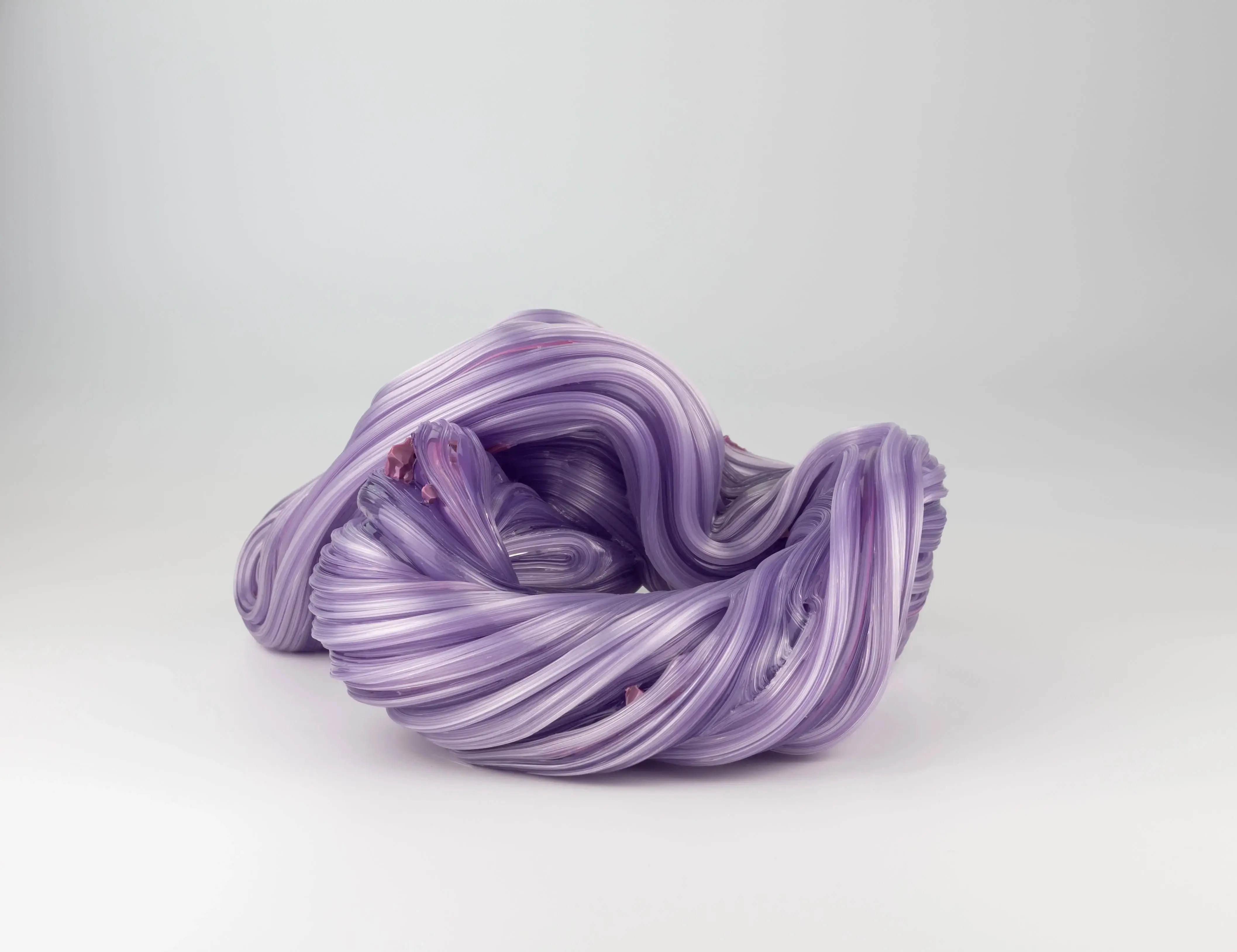 Hier sieht man eine Glasskulptur mit dem Titel "Released (with a crunch) #1" aus dem Jahr 2026 der Dänisch-Schwedischen Glaskünstlerin "Maria Bang Espersen", in Deutschland exklusiv vertreten durch die zeitgenössische Hamburger Kunstgalerie "Galerie von Wegen" mit Sitz im Levantehaus in der Mönckebergstraße 7 in 20095 Hamburg.