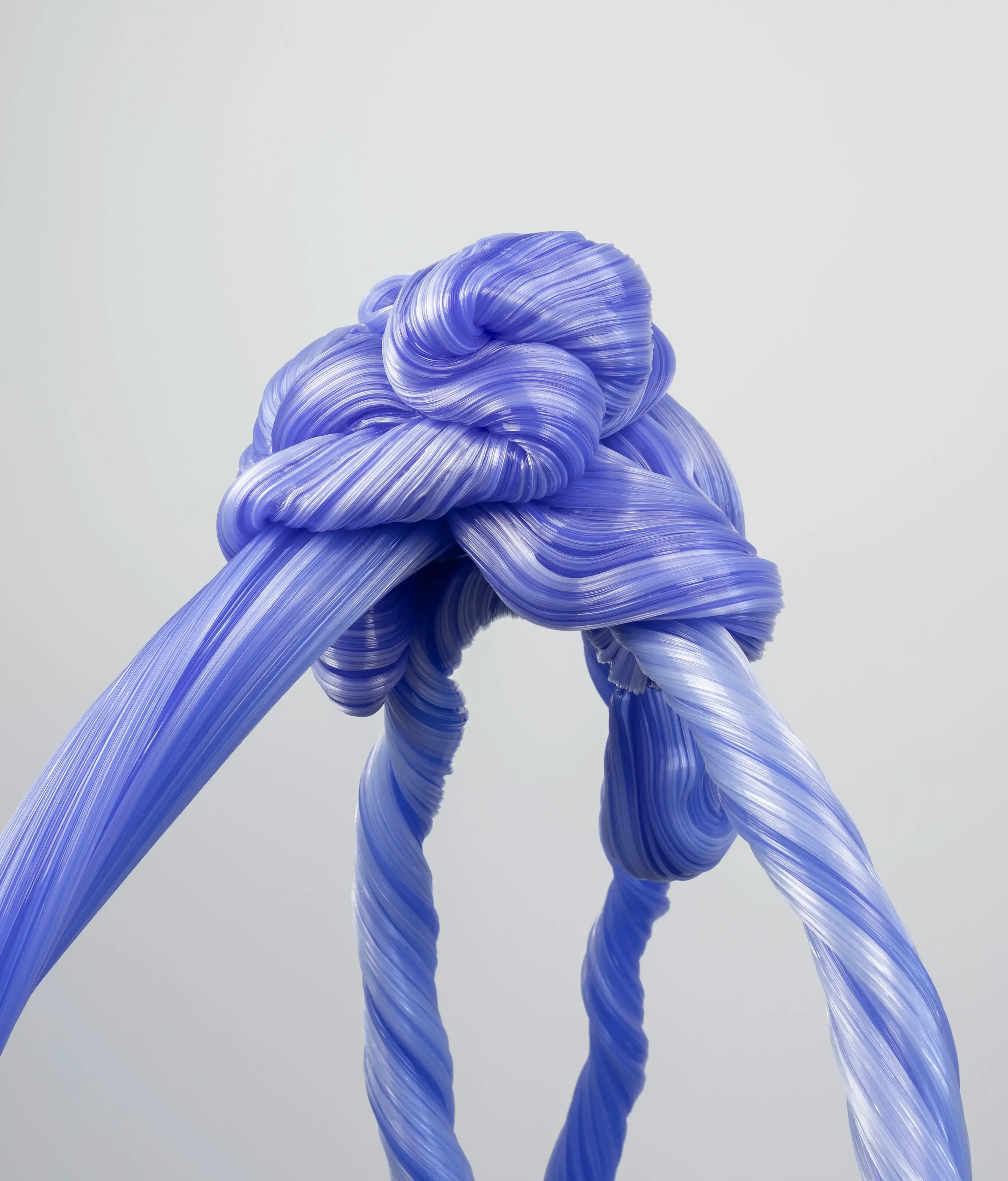 Hier sieht man eine Glasskulptur mit dem Titel "Imagined Dreams #1" aus dem Jahr 2026 der Dänisch-Schwedischen Glaskünstlerin "Maria Bang Espersen", in Deutschland exklusiv vertreten durch die zeitgenössische Hamburger Kunstgalerie "Galerie von Wegen" mit Sitz im Levantehaus in der Mönckebergstraße 7 in 20095 Hamburg.