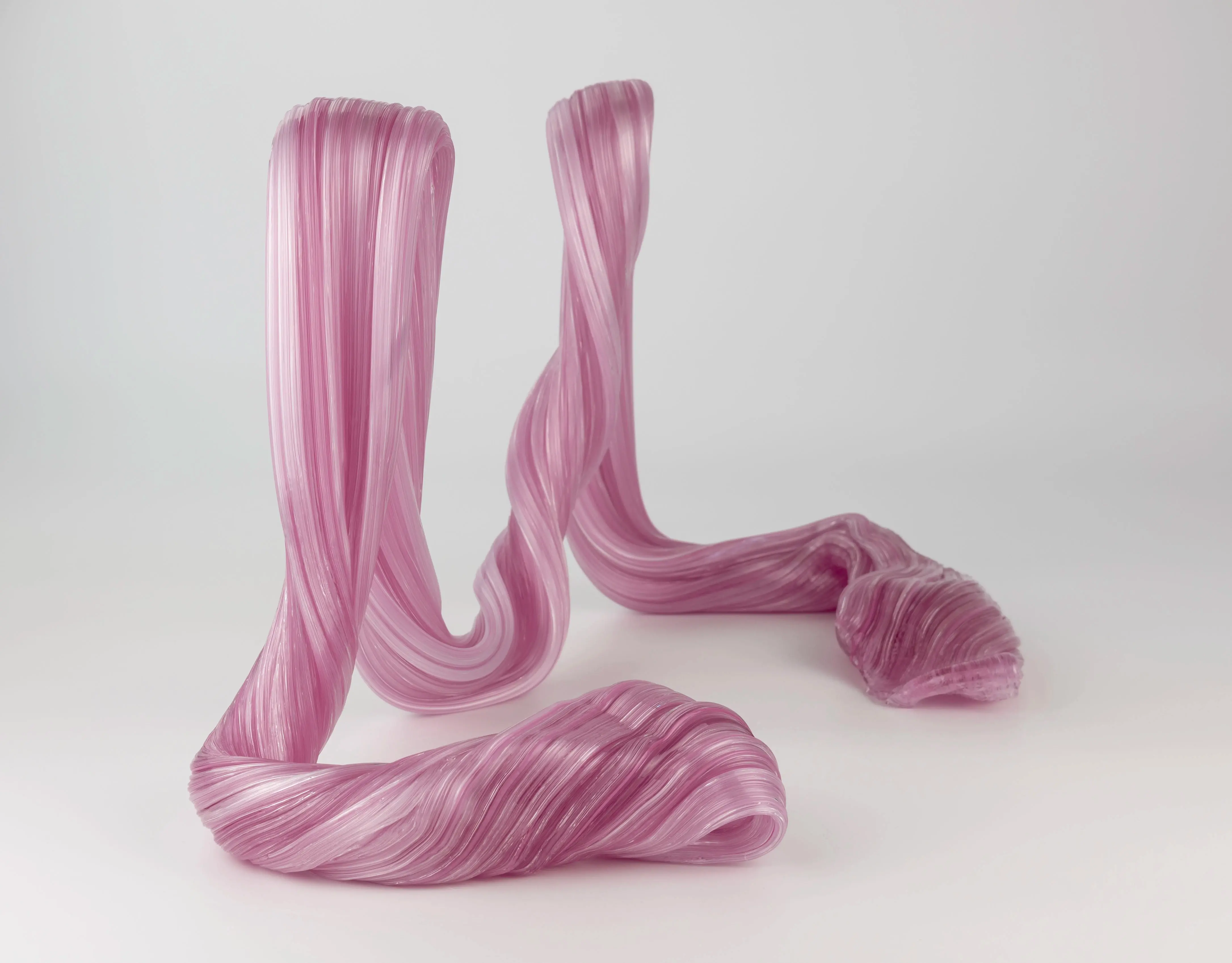 Hier sieht man eine Glasskulptur mit dem Titel "Adventuring #1" aus dem Jahr 2026 der Dänisch-Schwedischen Glaskünstlerin "Maria Bang Espersen", in Deutschland exklusiv vertreten durch die zeitgenössische Hamburger Kunstgalerie "Galerie von Wegen" mit Sitz im Levantehaus in der Mönckebergstraße 7 in 20095 Hamburg.