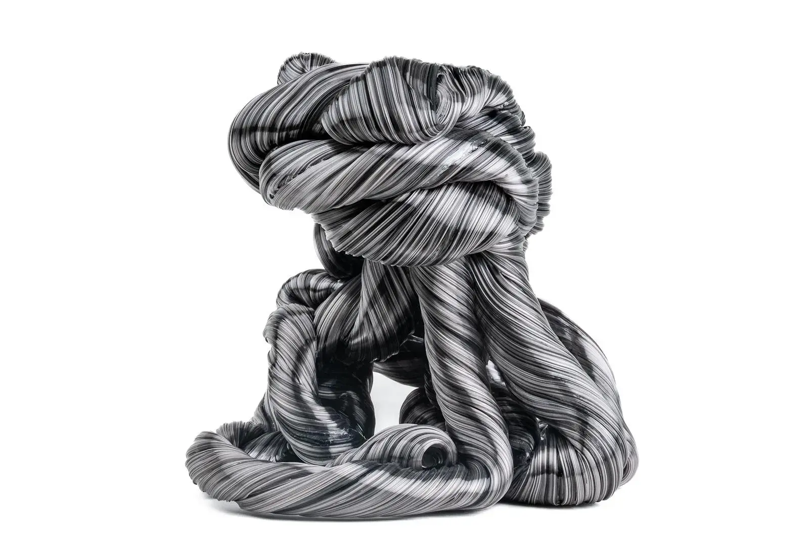 Hier sieht man eine Glasskulptur mit dem Titel "Interconnected #1" der Dänisch-schwedischen Glaskünstlerin "Maria Bang Espersen" bei der zeitgenössischen Hamburger Kunstgalerie "Galerie von Wegen" im Levantehaus in der Mönckebergstraße 7 in 20095 Hamburg.