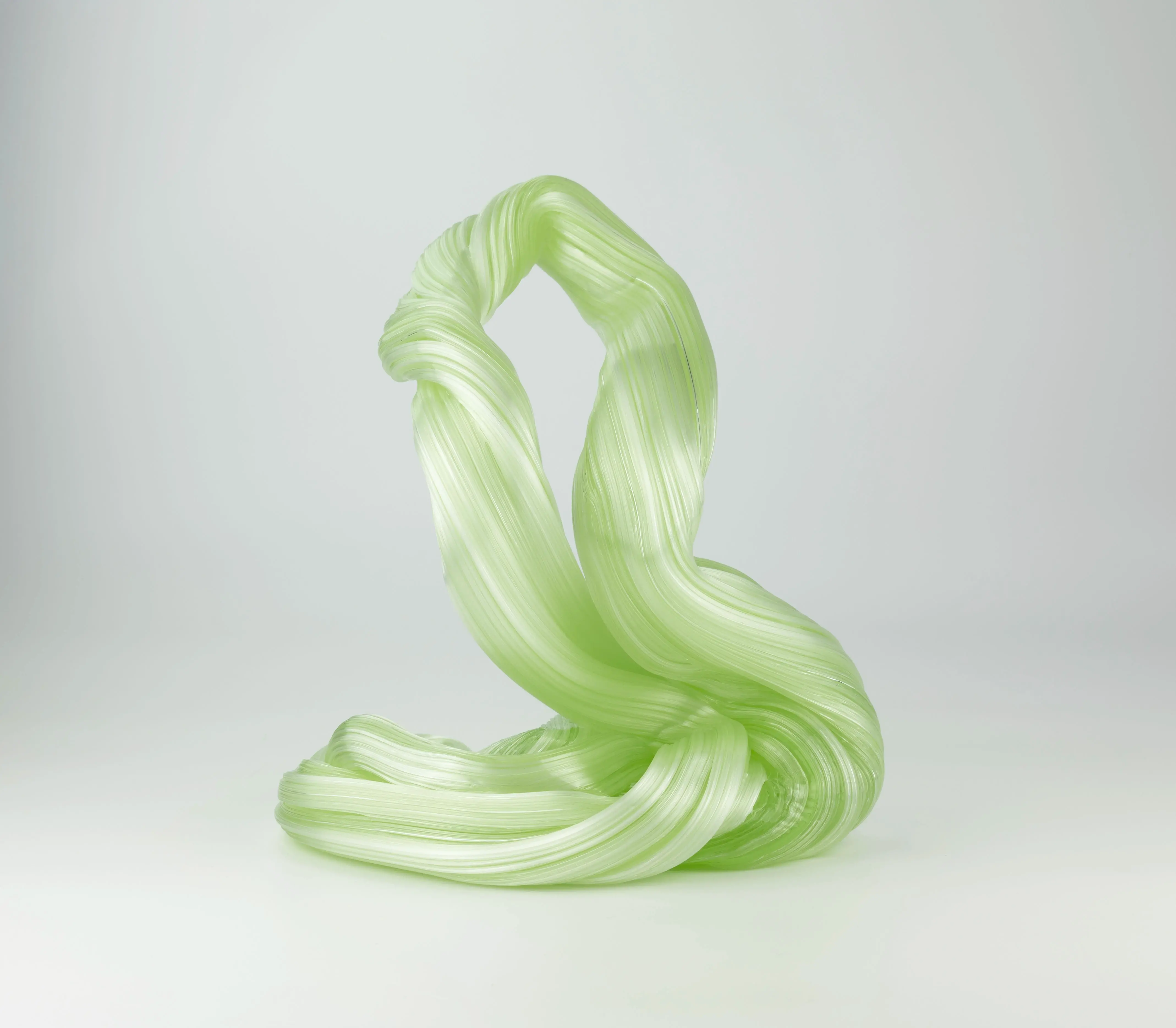 Hier sieht man eine Glasskulptur mit dem Titel "Stand-alone #2" aus dem Jahr 2026 der Dänisch-Schwedischen Glaskünstlerin "Maria Bang Espersen", in Deutschland exklusiv vertreten durch die zeitgenössische Hamburger Kunstgalerie "Galerie von Wegen" mit Sitz im Levantehaus in der Mönckebergstraße 7 in 20095 Hamburg.