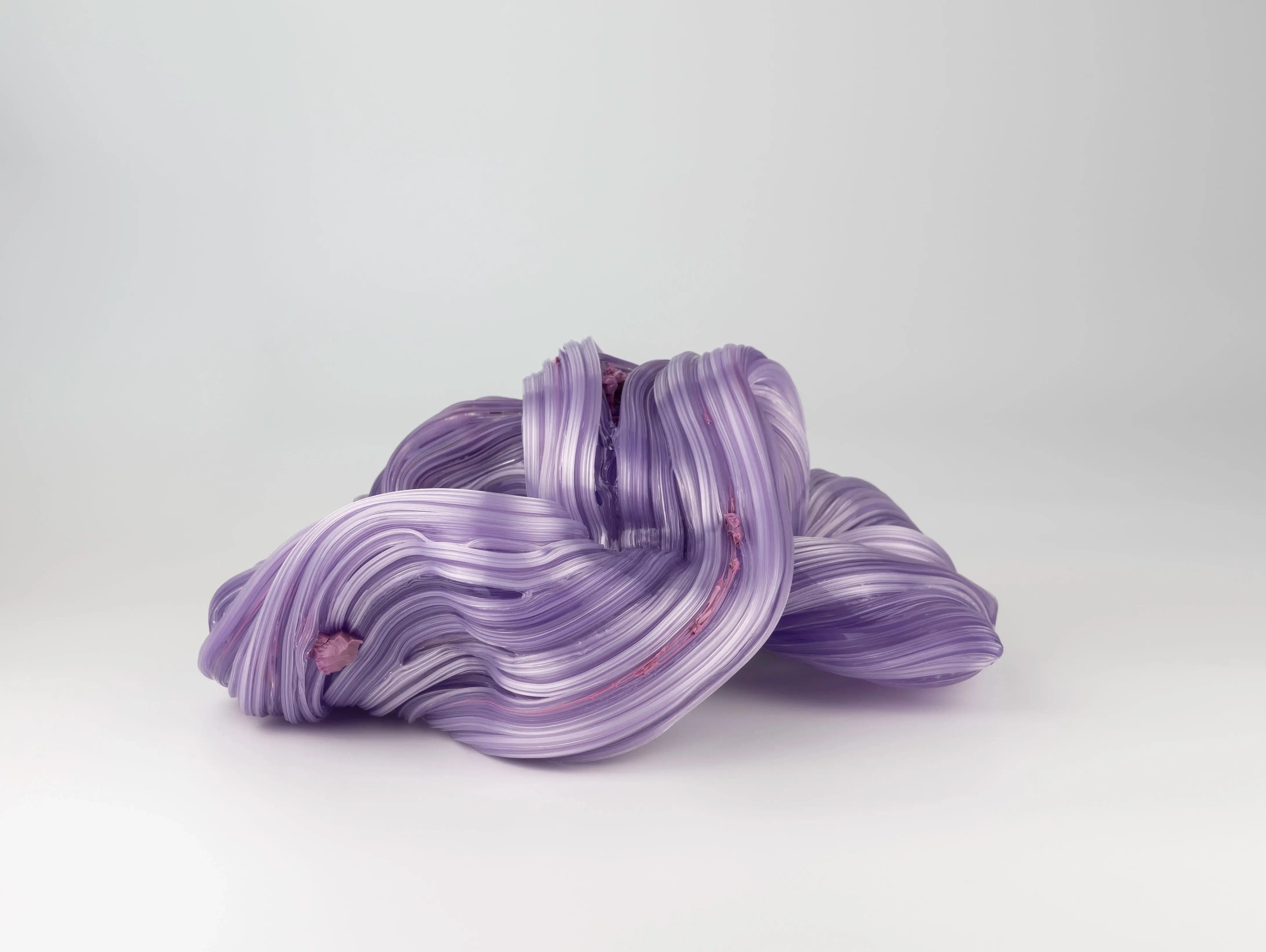 Hier sieht man eine Glasskulptur mit dem Titel "Released (with a crunch) #1" aus dem Jahr 2026 der Dänisch-Schwedischen Glaskünstlerin "Maria Bang Espersen", in Deutschland exklusiv vertreten durch die zeitgenössische Hamburger Kunstgalerie "Galerie von Wegen" mit Sitz im Levantehaus in der Mönckebergstraße 7 in 20095 Hamburg.